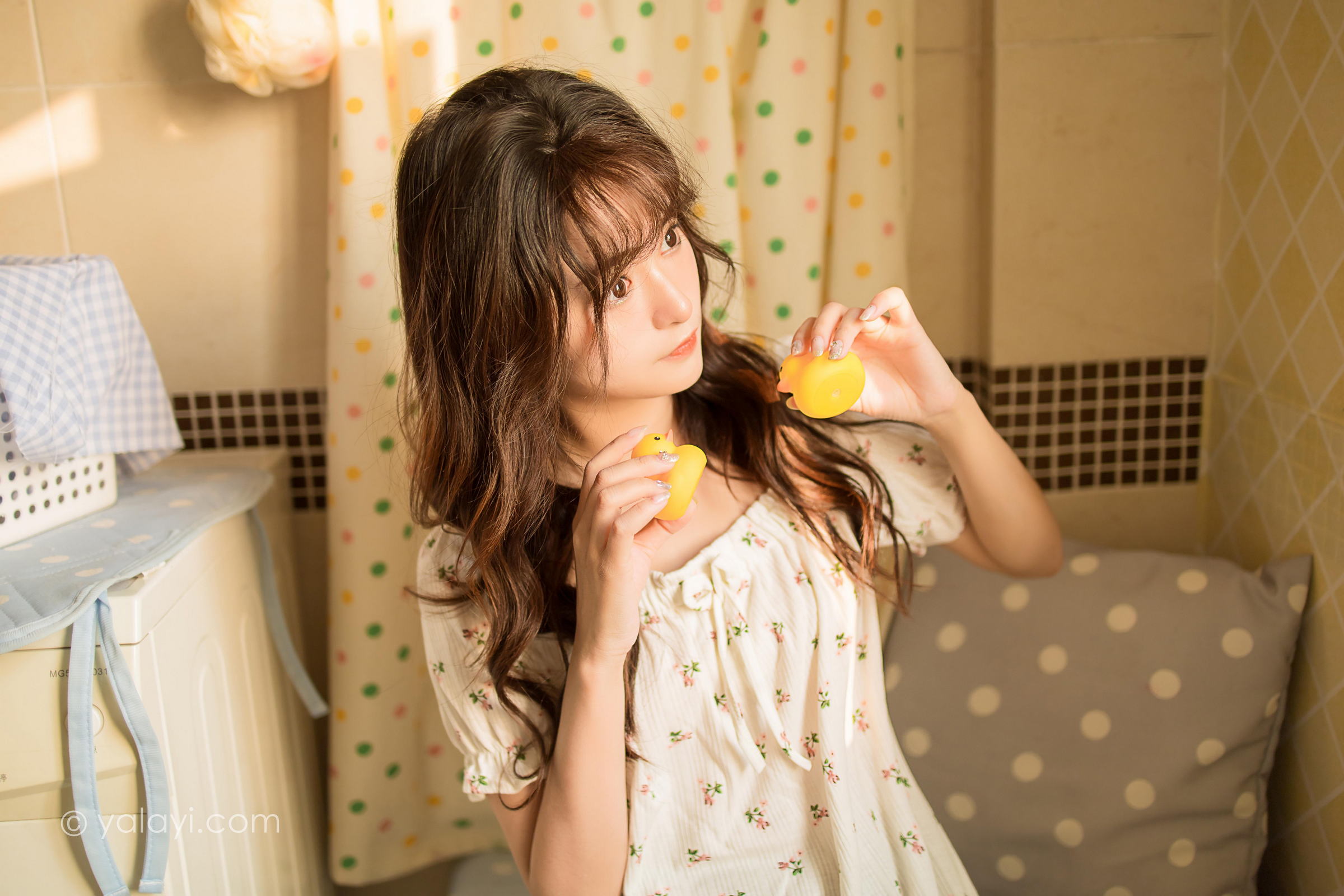 [YALAYI雅拉伊]2022.04.20 可爱的女孩 小亭 白色连身睡衣裙居家清纯写真集第2张