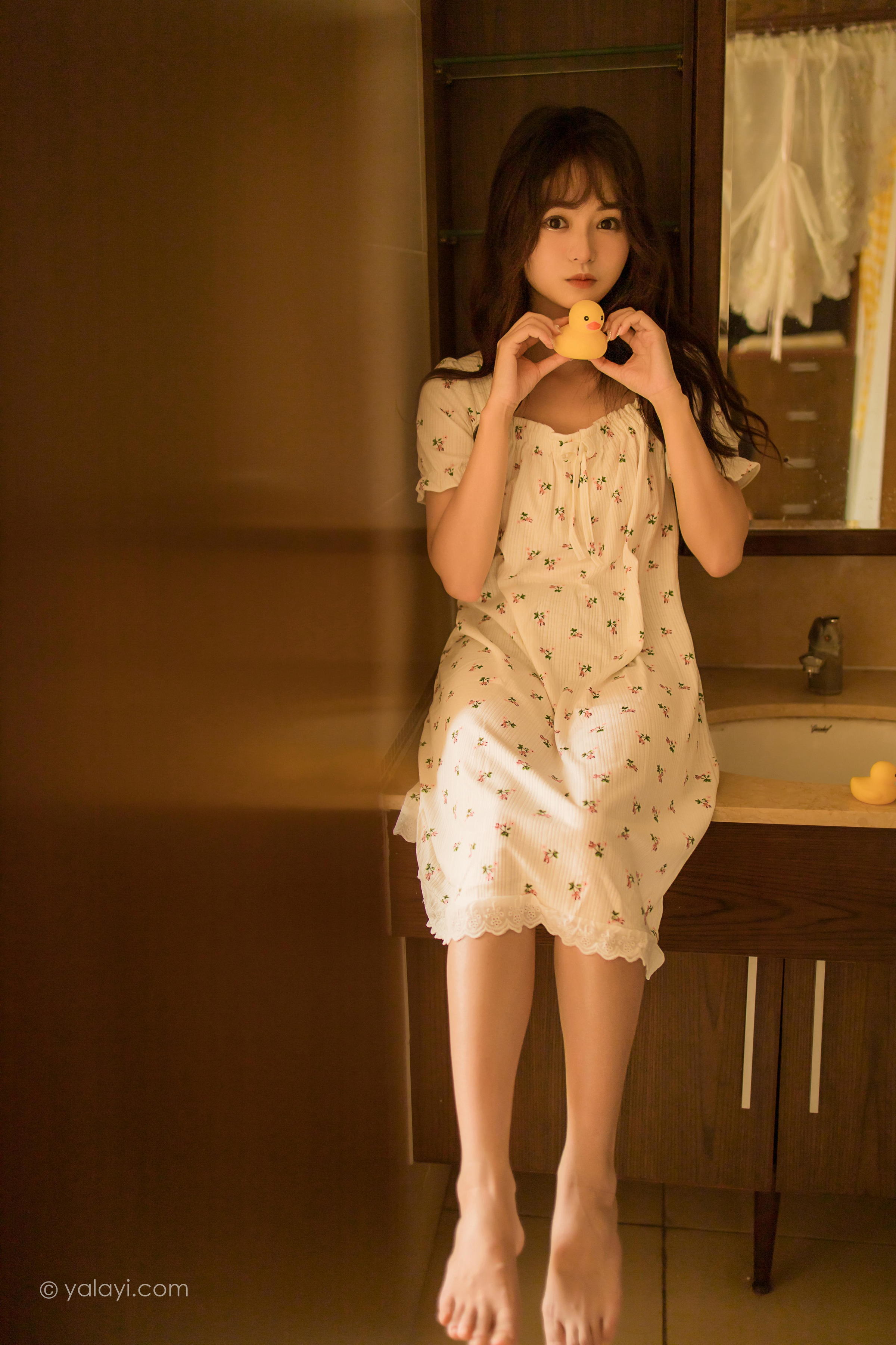 [YALAYI雅拉伊]2022.04.20 可爱的女孩 小亭 白色连身睡衣裙居家清纯写真集第8张