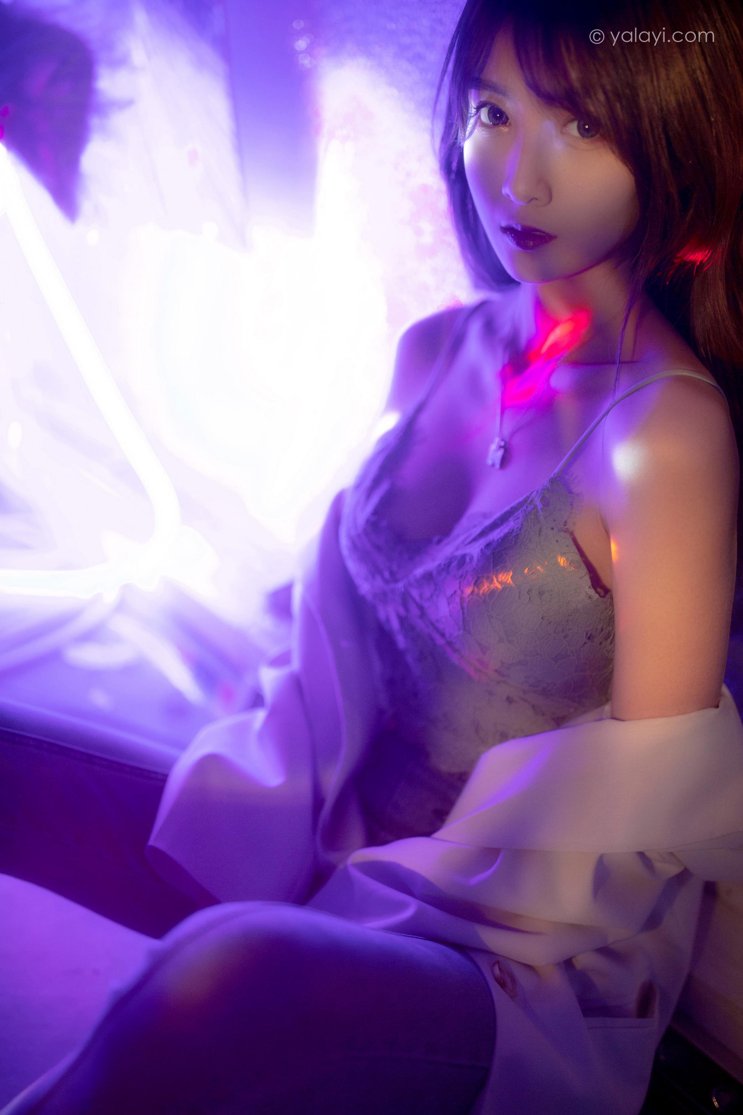 [YALAYI雅拉伊]2022.04.02 无关痛痒 小米 白色外套与灰色蕾丝内衣加牛仔裤性感私房写真集第7张