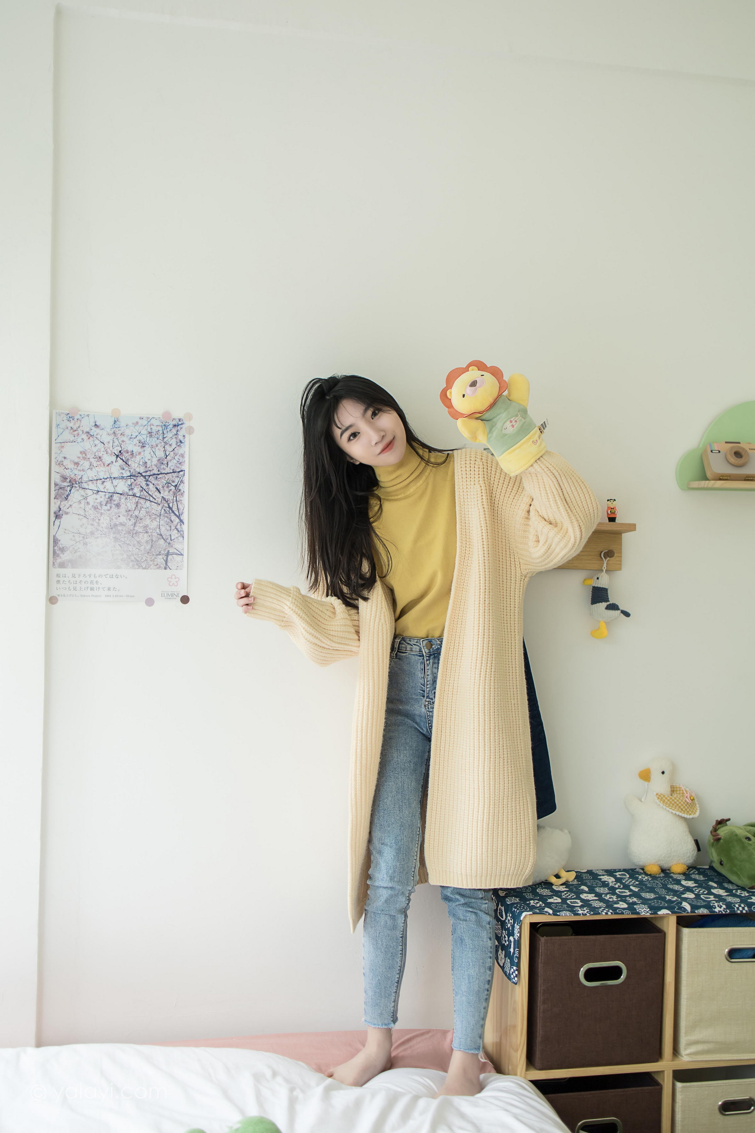 [YALAYI雅拉伊]2022.03.04 玉兰花 小乔 黄色毛衣加紧身牛仔裤居家清纯写真集第2张