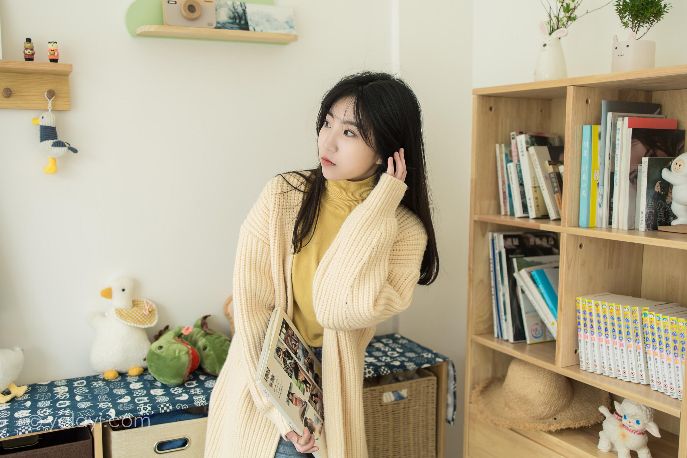 [YALAYI雅拉伊]2022.03.04 玉兰花 小乔 黄色毛衣加紧身牛仔裤居家清纯写真集第11张