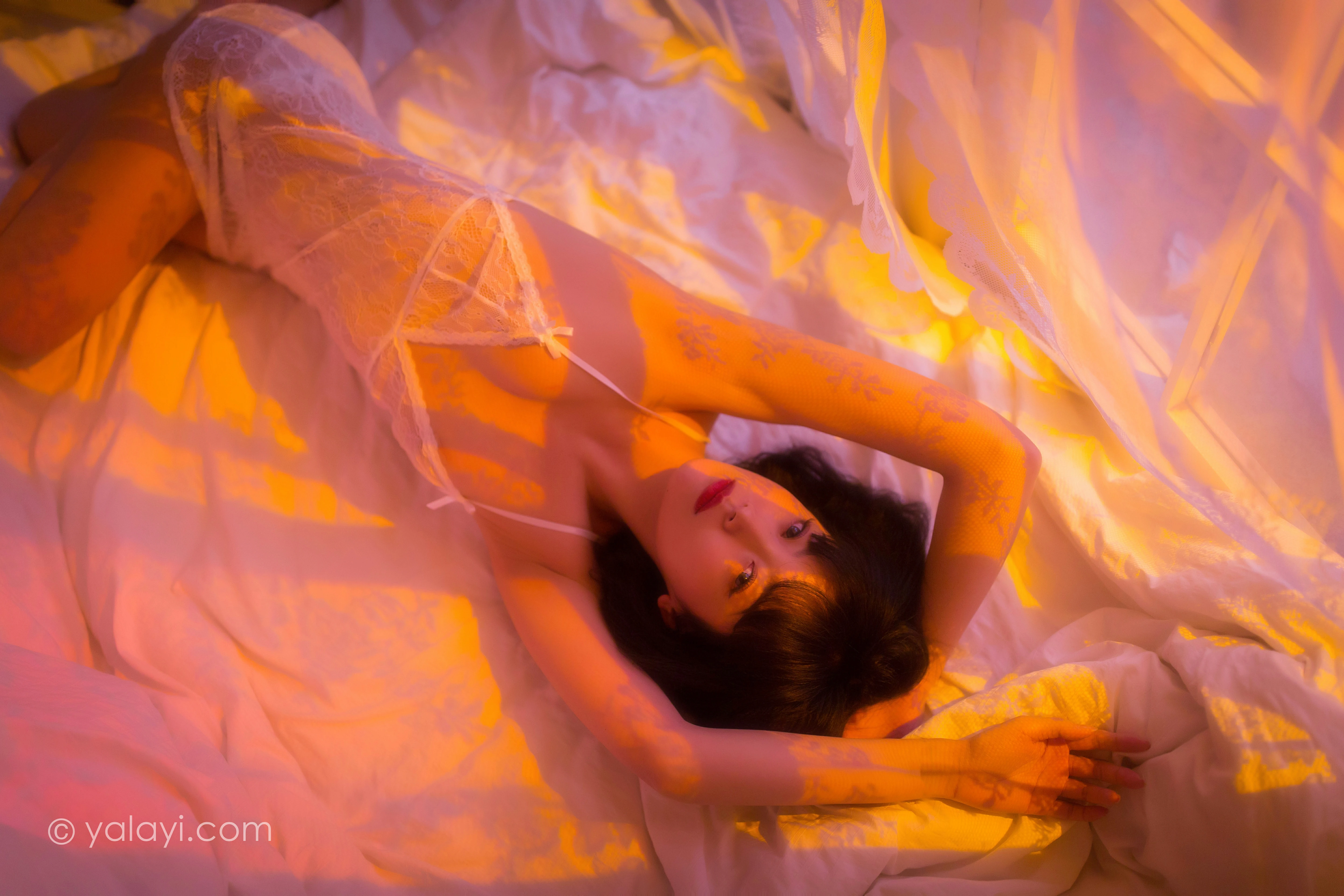 [YALAYI雅拉伊]NO.779 凝想之痕 臻儿 白色透视情趣蕾丝内衣性感私房写真集第6张