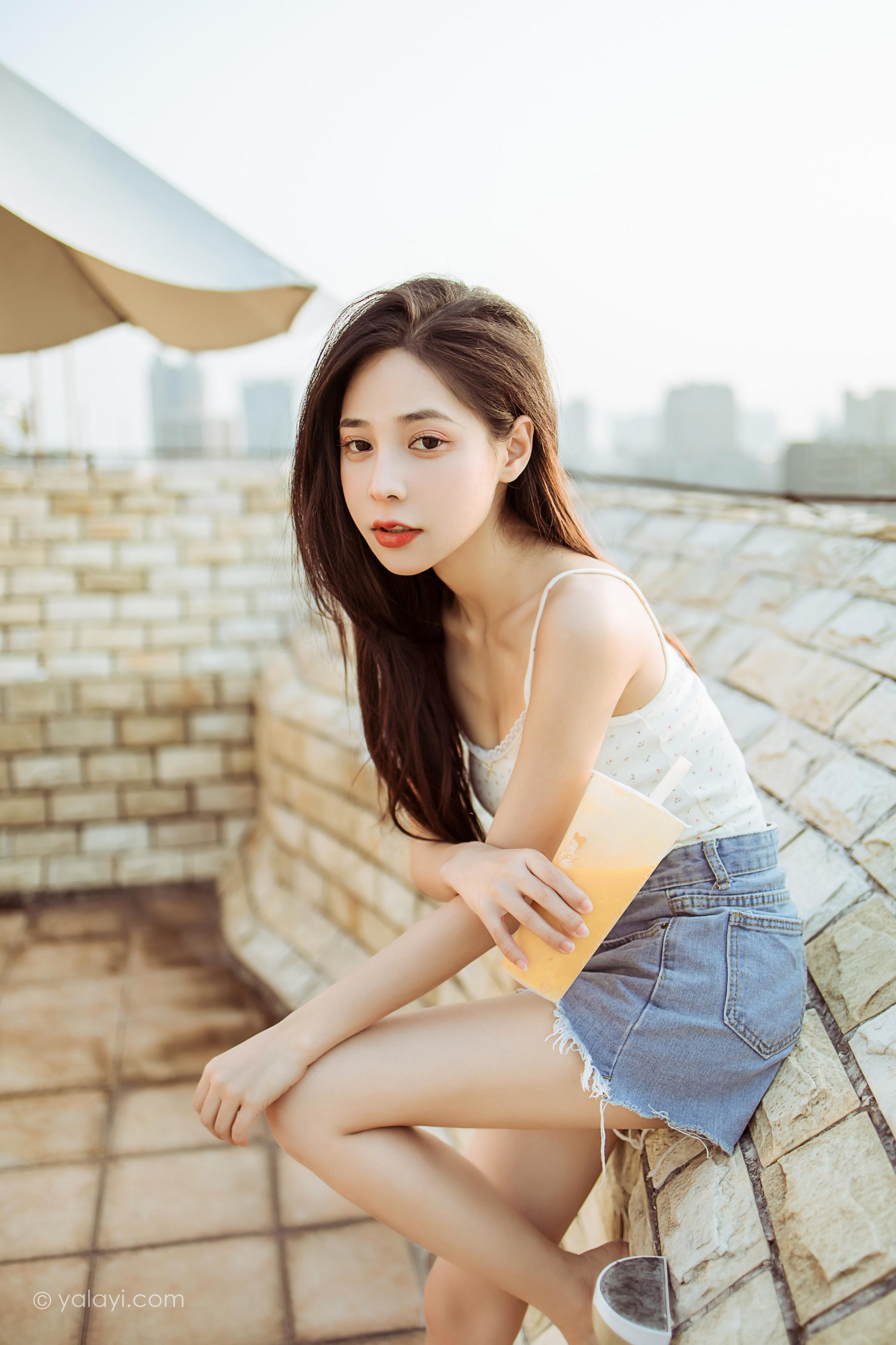 [YALAYI雅拉伊]2022.02.12 暖心情话 诗咏 白色蕾丝小背心加牛仔短裤性感私房写真集第14张