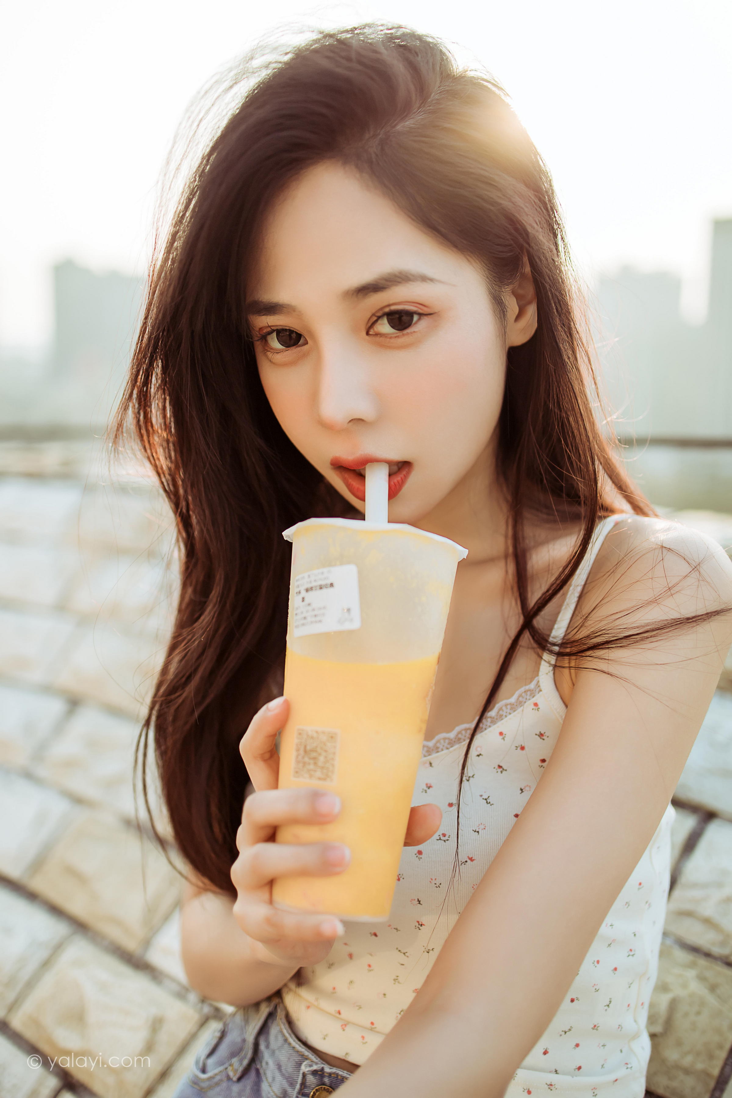 [YALAYI雅拉伊]2022.02.12 暖心情话 诗咏 白色蕾丝小背心加牛仔短裤性感私房写真集第14张