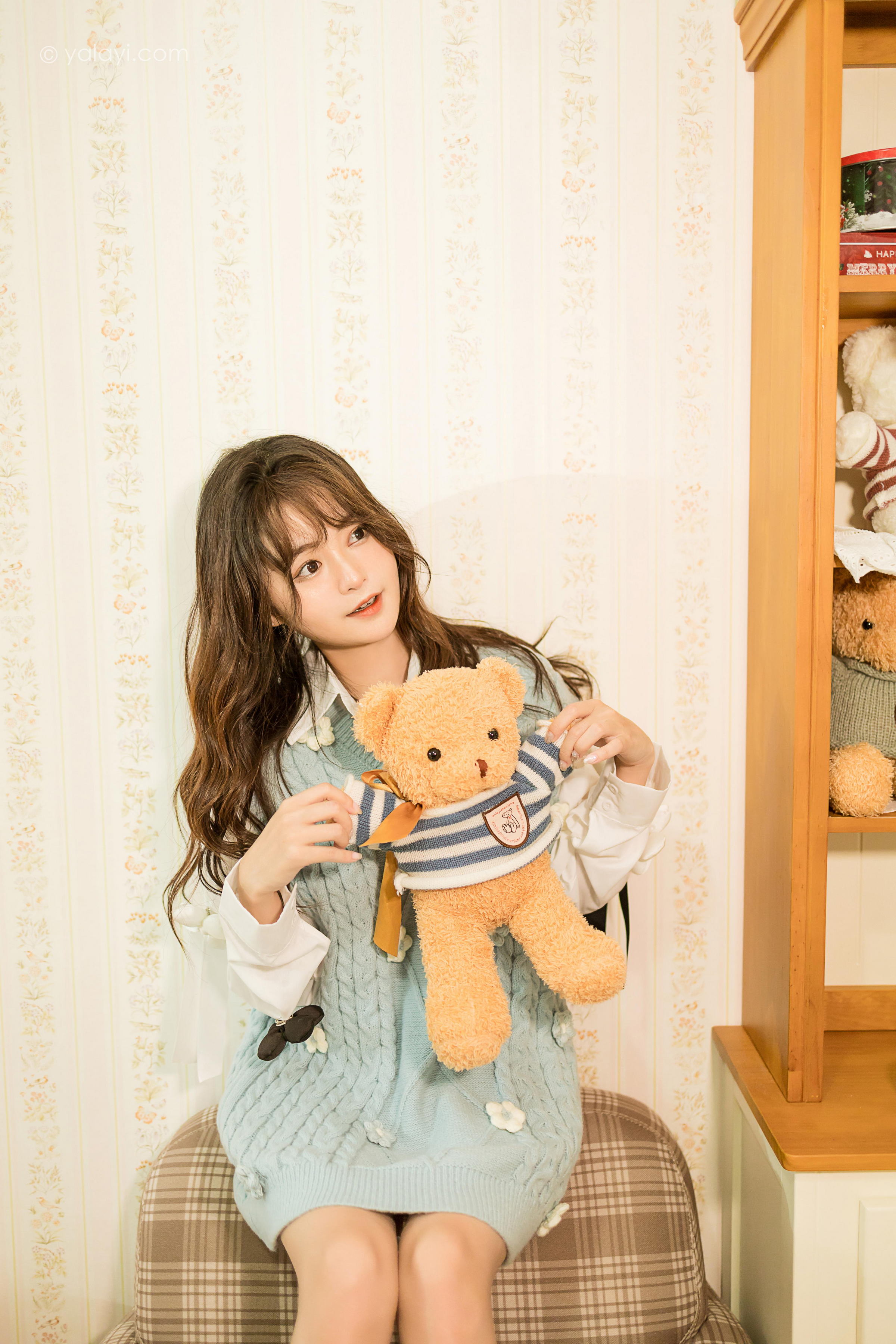 [YALAYI雅拉伊]2022.05.18 微微一笑 小亭 灰色镂空毛衣裙加白色衬衫清纯写真集第13张