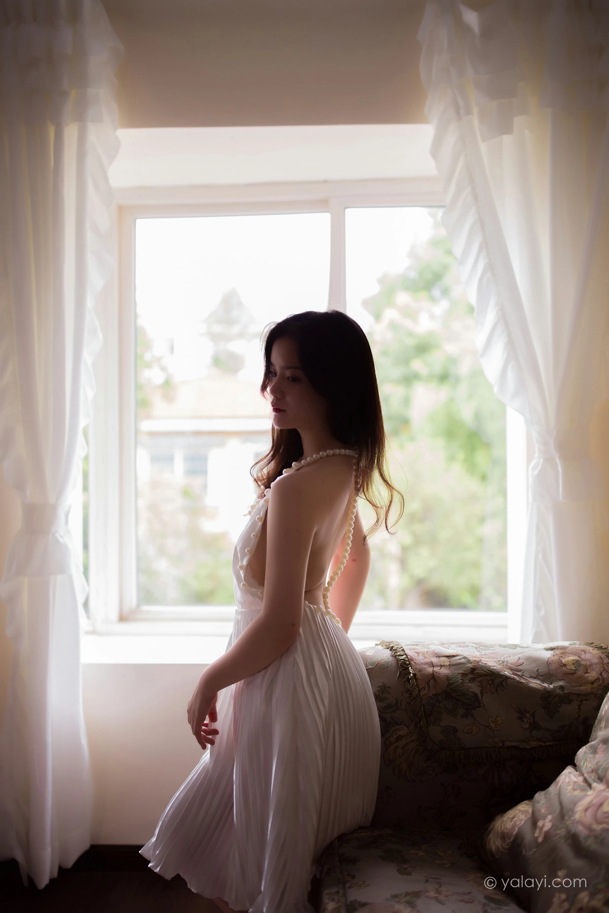 [YALAYI雅拉伊]NO.675 《月亮公主》 珍珠 白色吊脖裸背连衣裙性感私房写真集第1张