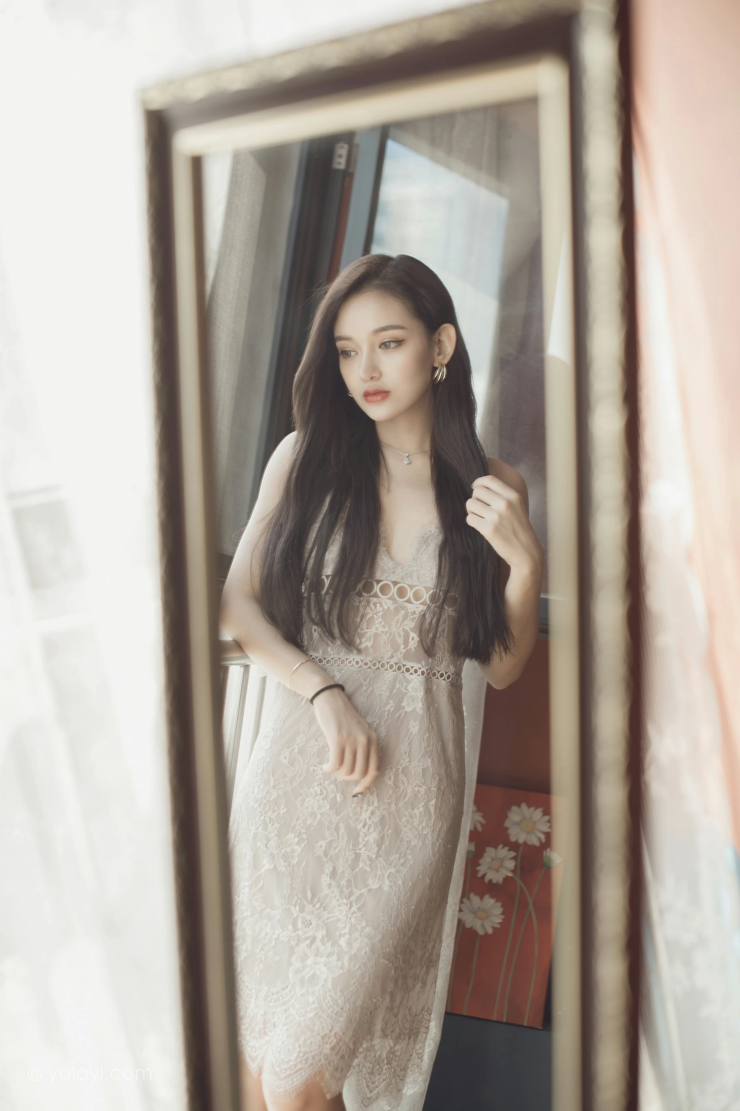 [YALAYI雅拉伊]NO.665 《无问》 刘子炀 白色透视蕾丝连衣裙性感私房写真集第3张