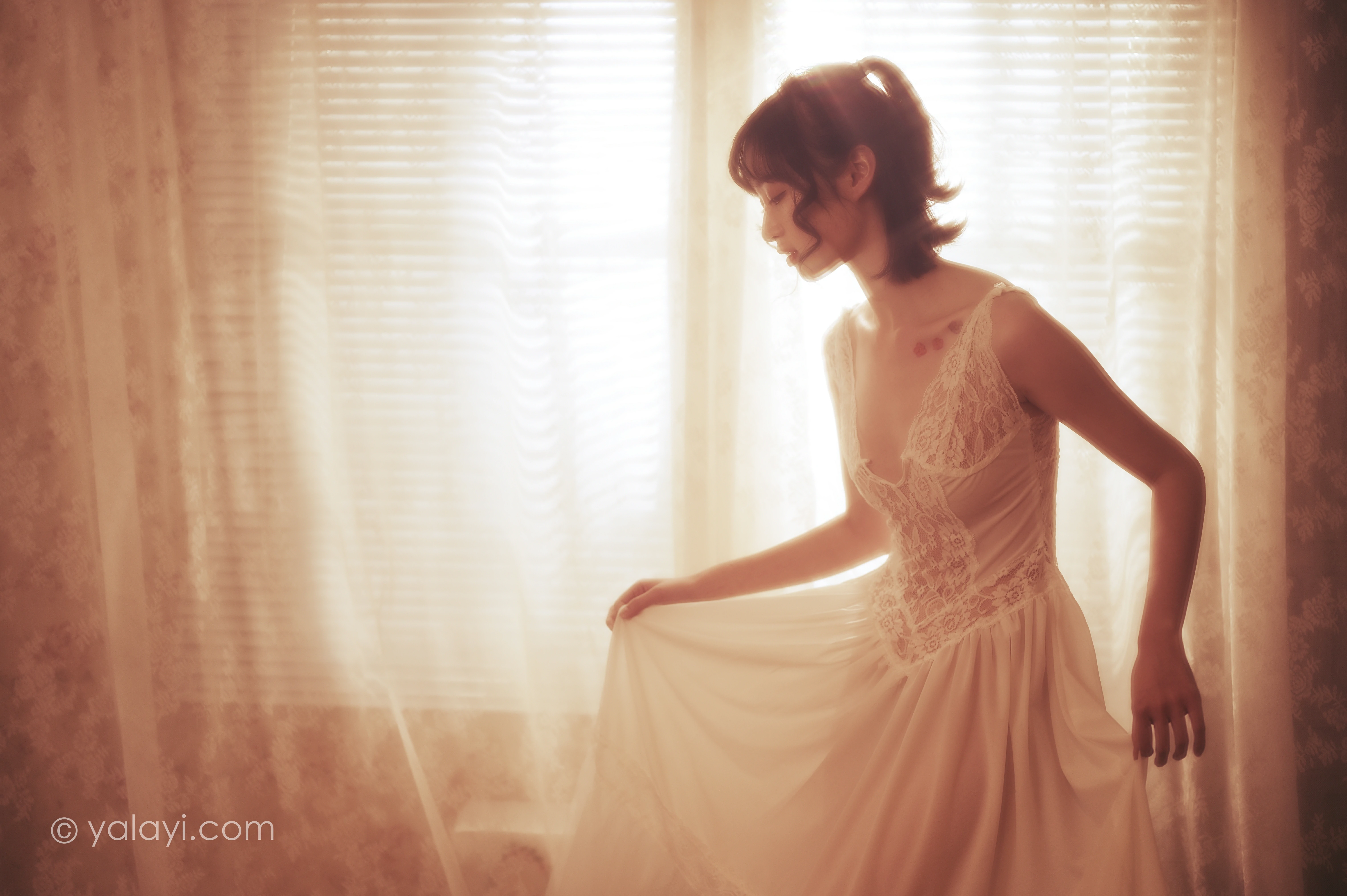 [YALAYI雅拉伊]NO.780 也曾优雅 京京 白色透视蕾丝连衣裙性感写真集第1张