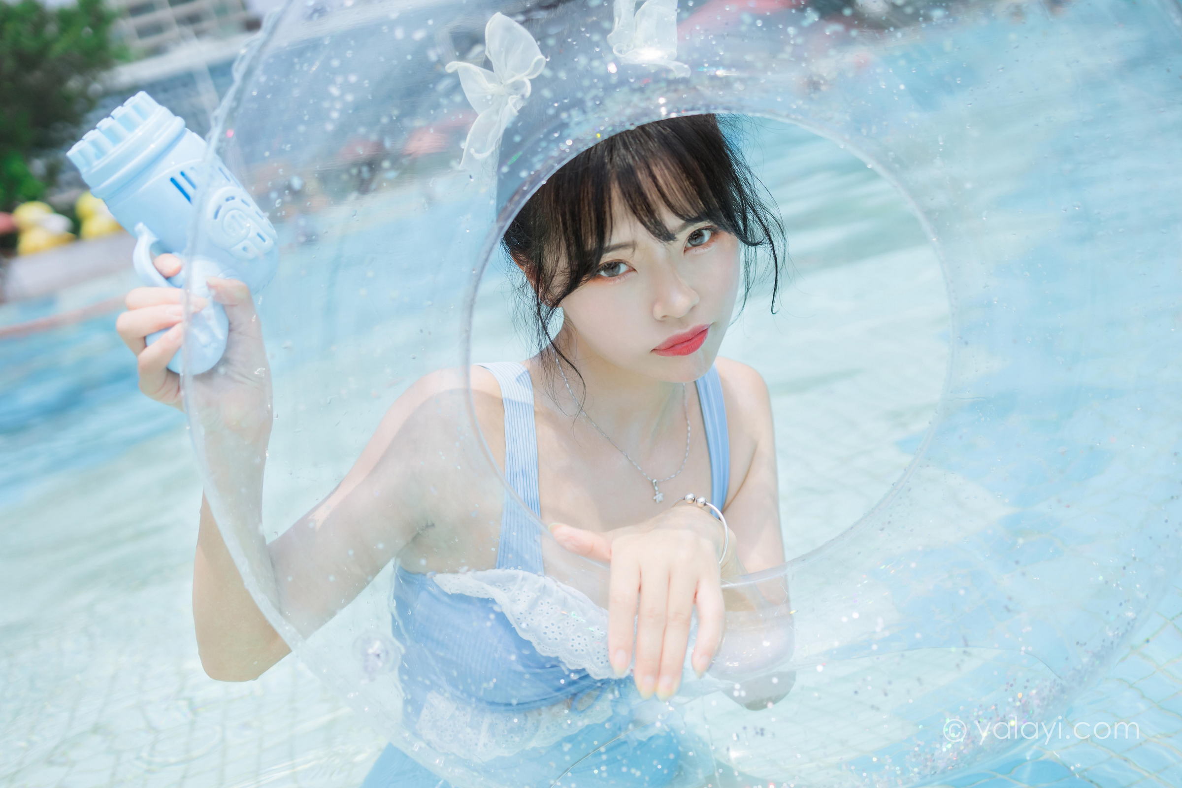 [YALAYI雅拉伊]2022.10.11 假日阳光 程小蝶 蓝色连体比基尼泳装性感写真集第10张