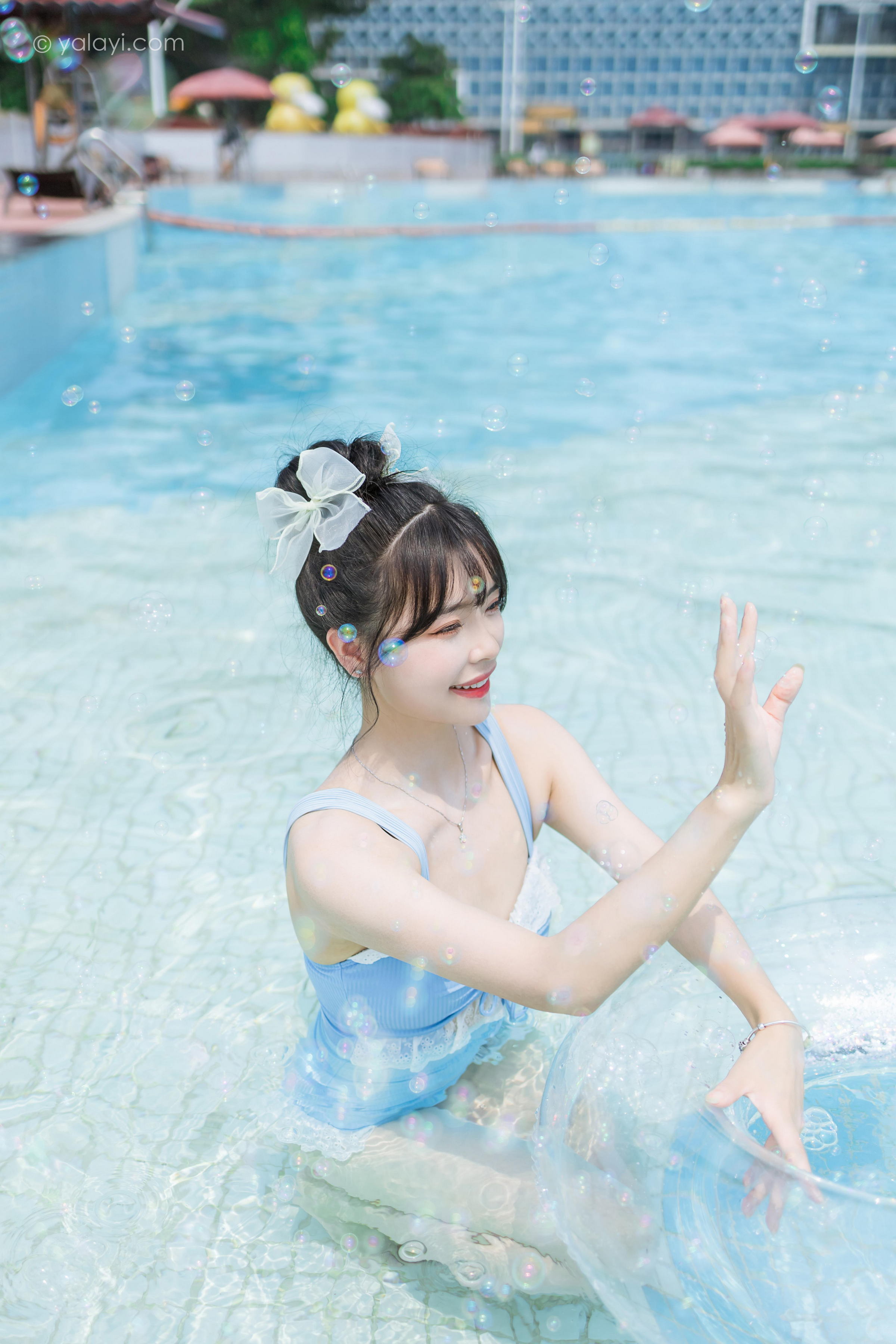 [YALAYI雅拉伊]2022.10.11 假日阳光 程小蝶 蓝色连体比基尼泳装性感写真集第8张