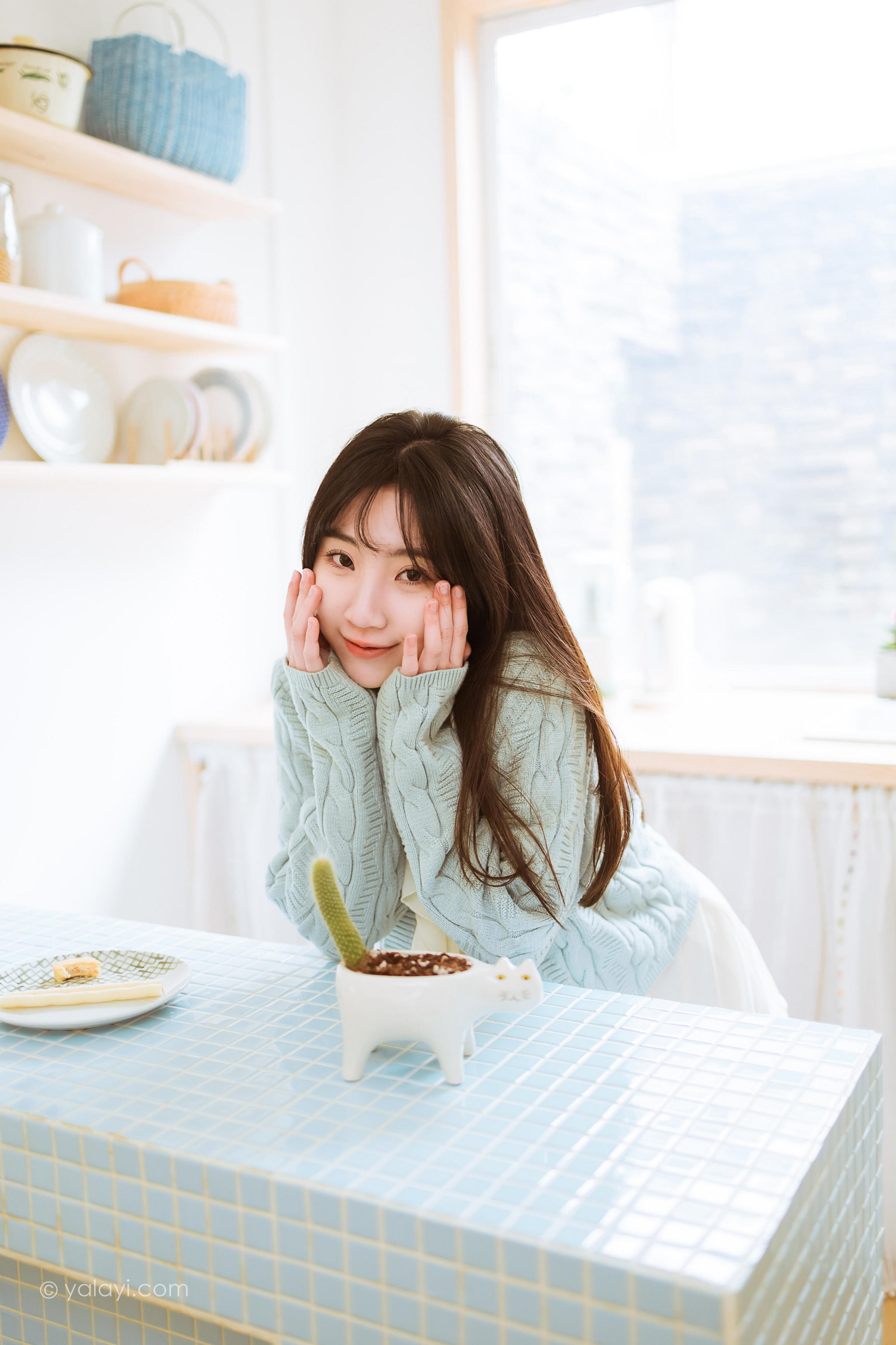 [YALAYI雅拉伊]2022.04.08 优雅永不过时 小乔 白色毛衣加连衣裙清纯写真集第13张