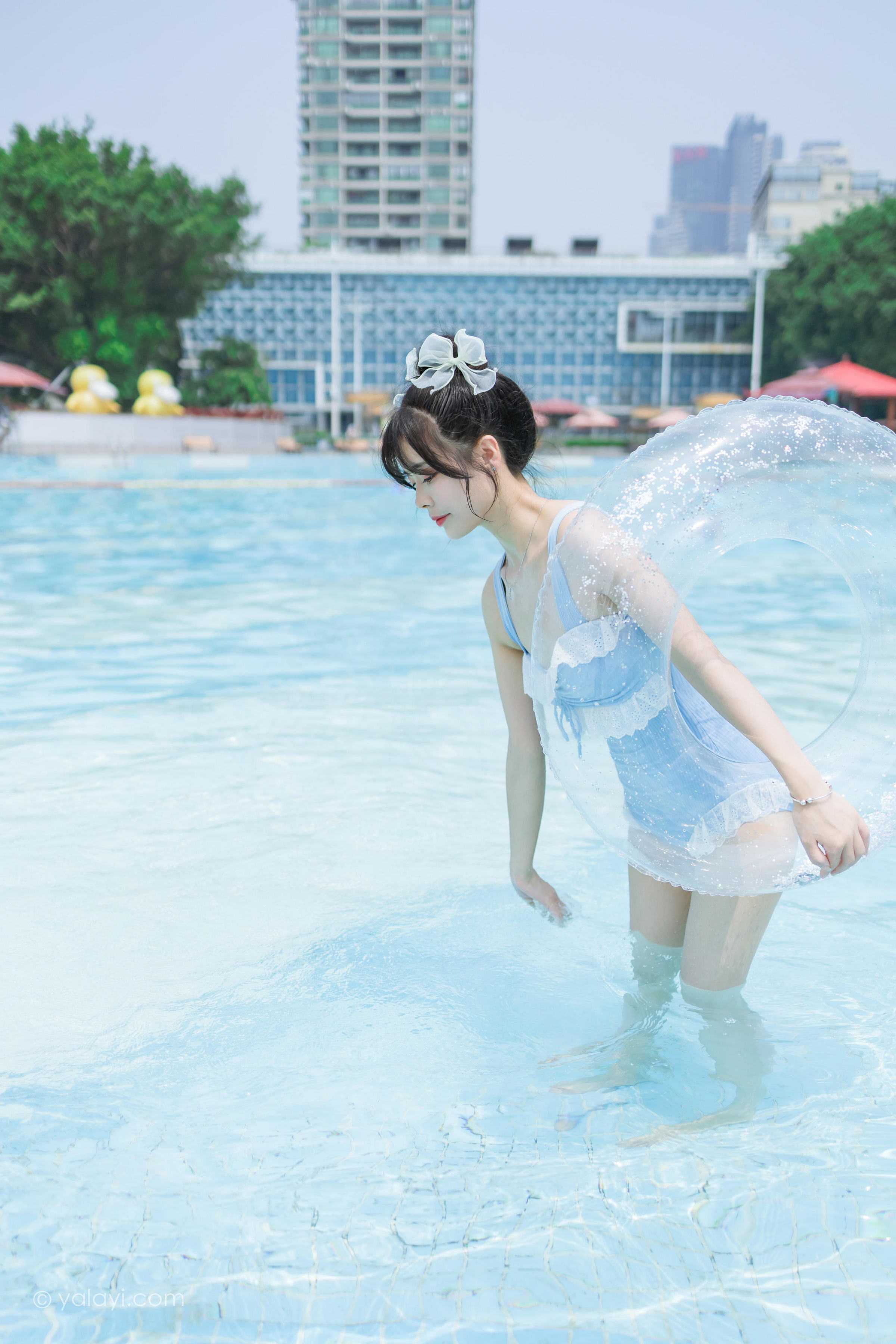 [YALAYI雅拉伊]2022.10.11 假日阳光 程小蝶 蓝色连体比基尼泳装性感写真集第4张