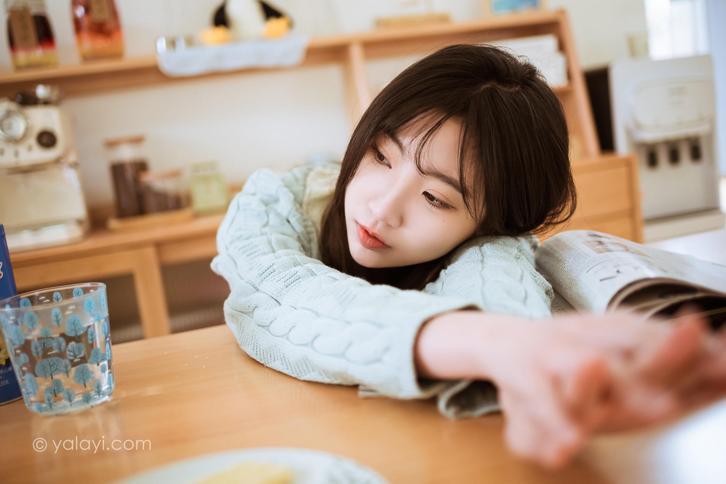 [YALAYI雅拉伊]2022.04.08 优雅永不过时 小乔 白色毛衣加连衣裙清纯写真集第4张