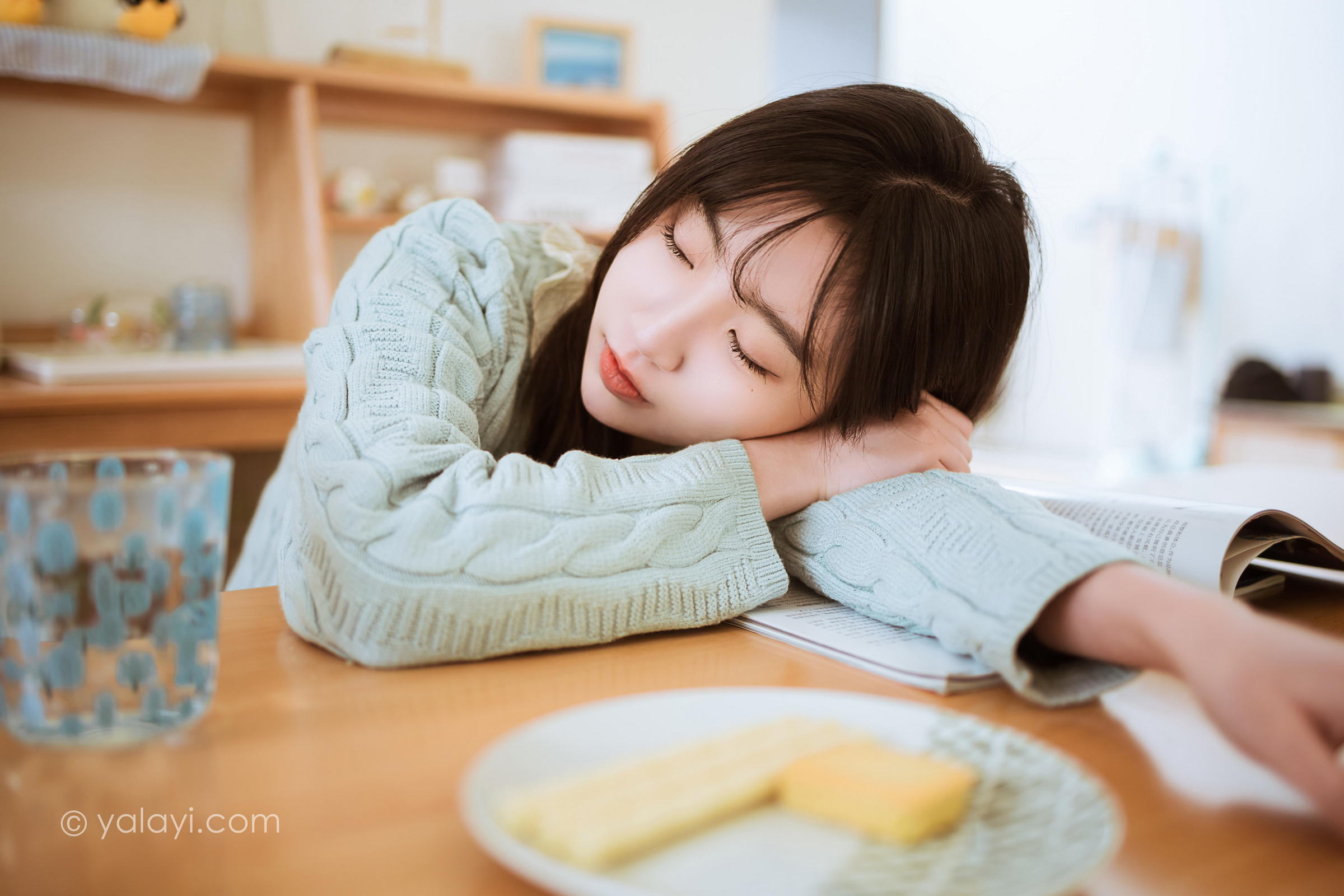 [YALAYI雅拉伊]2022.04.08 优雅永不过时 小乔 白色毛衣加连衣裙清纯写真集第5张