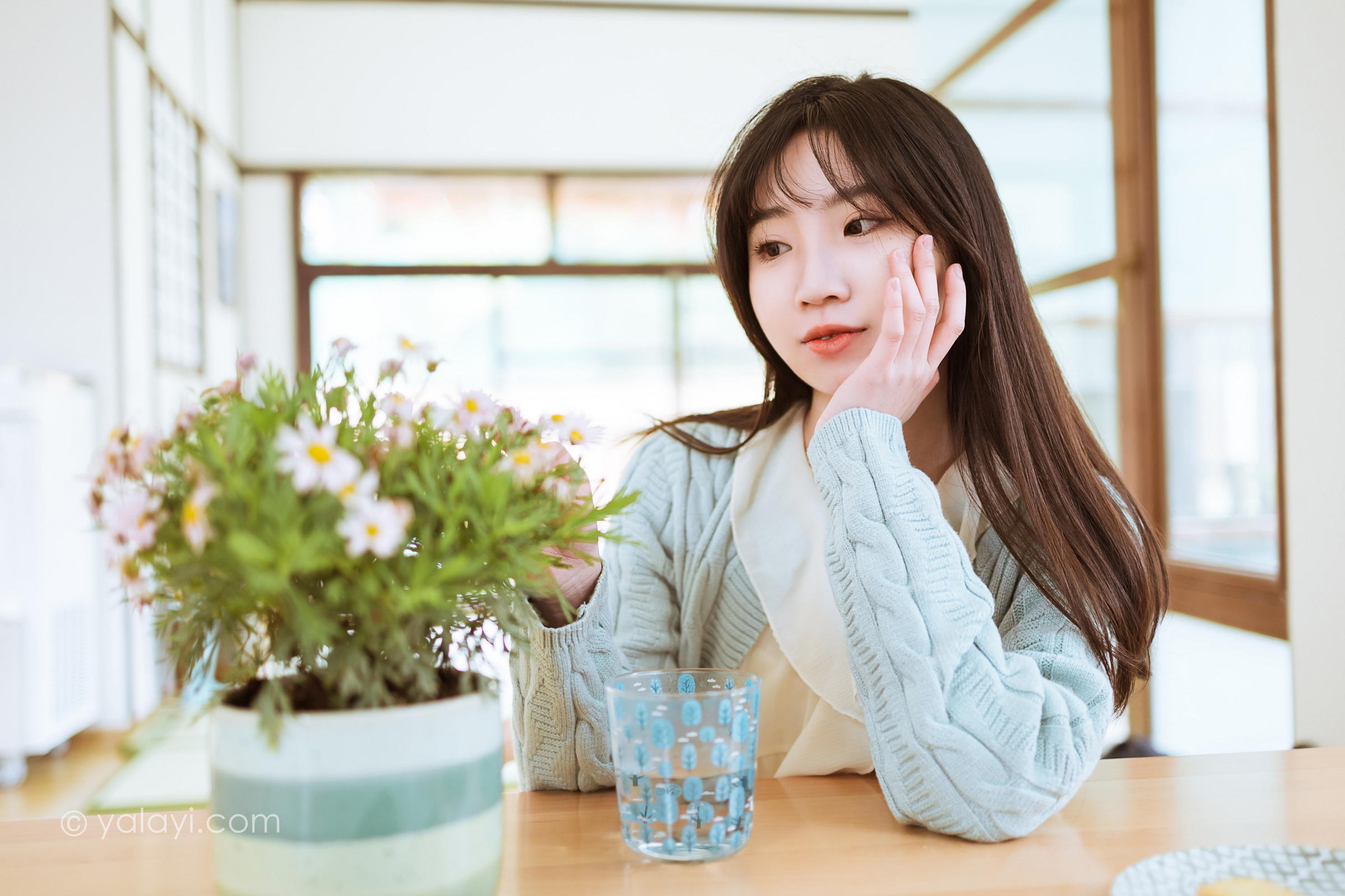 [YALAYI雅拉伊]2022.04.08 优雅永不过时 小乔 白色毛衣加连衣裙清纯写真集第8张