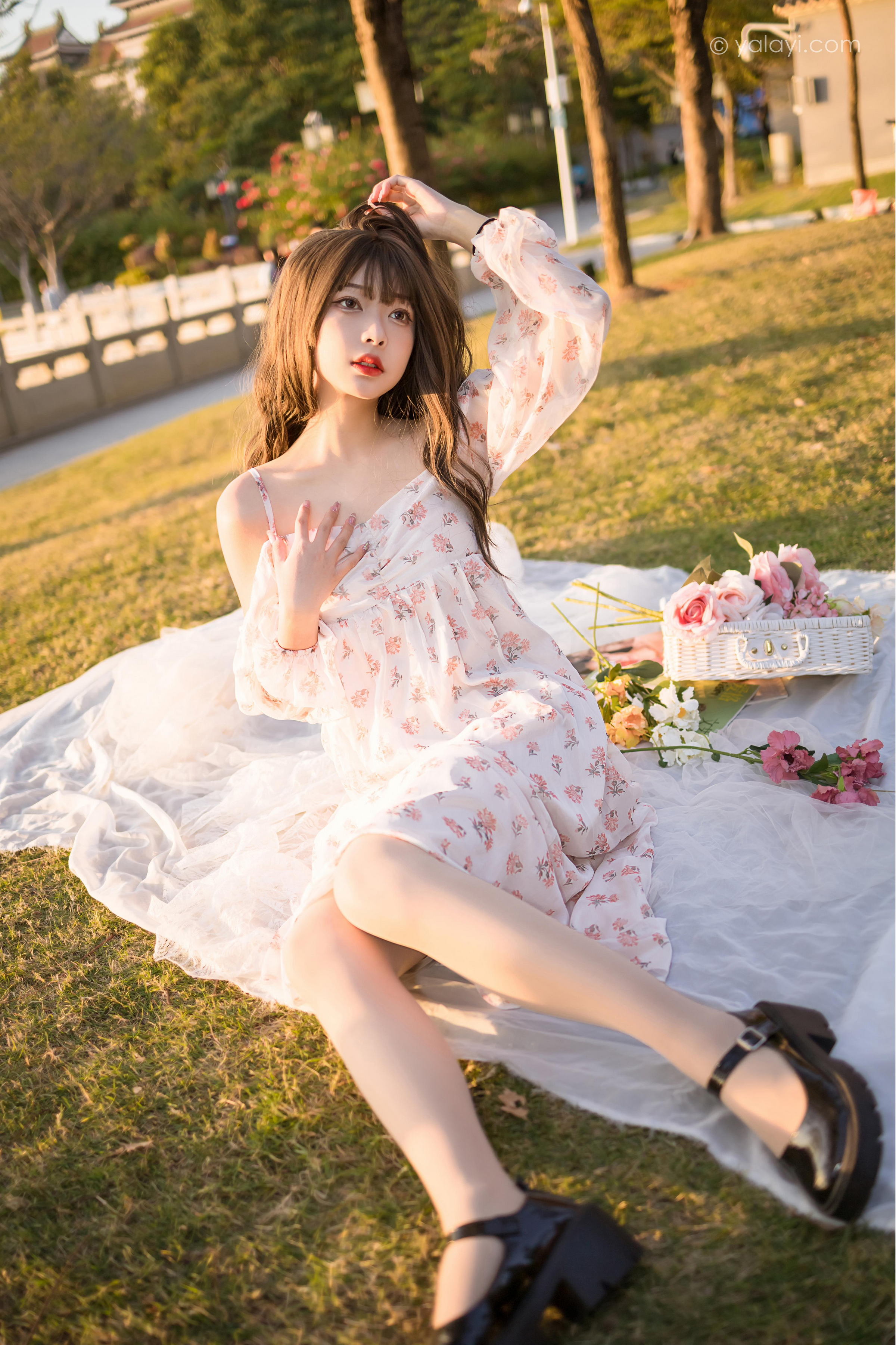[YALAYI雅拉伊]2022.02.16 希望的阳光 阿禾 白色透视吊带连衣裙公园休闲写真集第5张