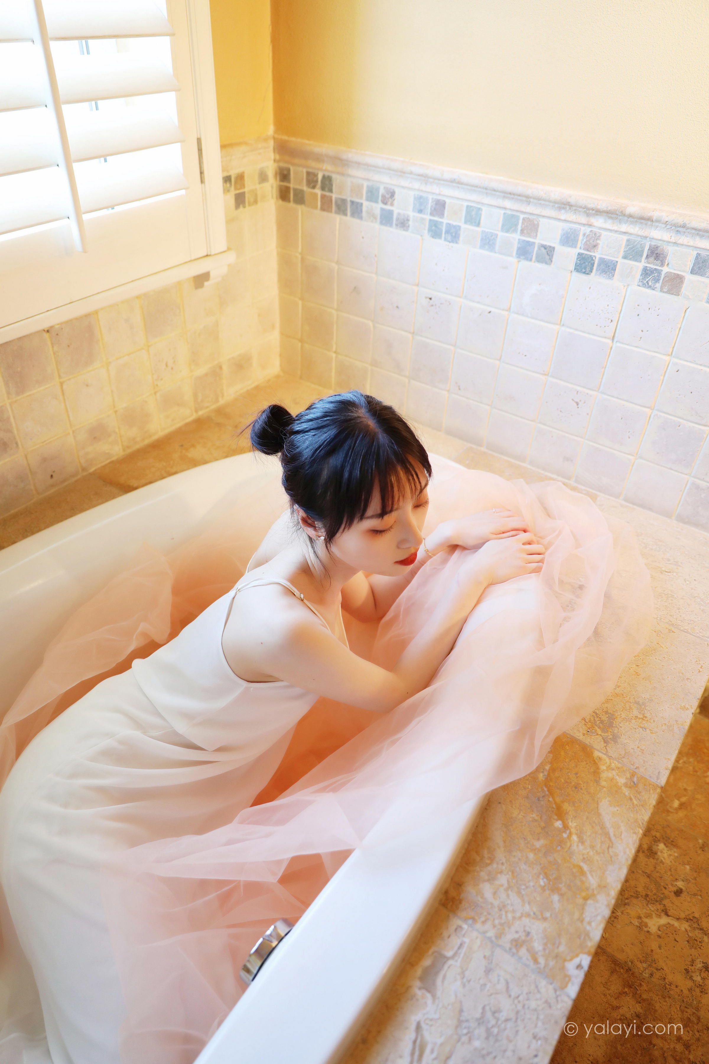 [YALAYI雅拉伊]2022.05.20 不是风景 京京 白色透视镂空披肩加橙色吊带睡衣裙性感写真集第1张