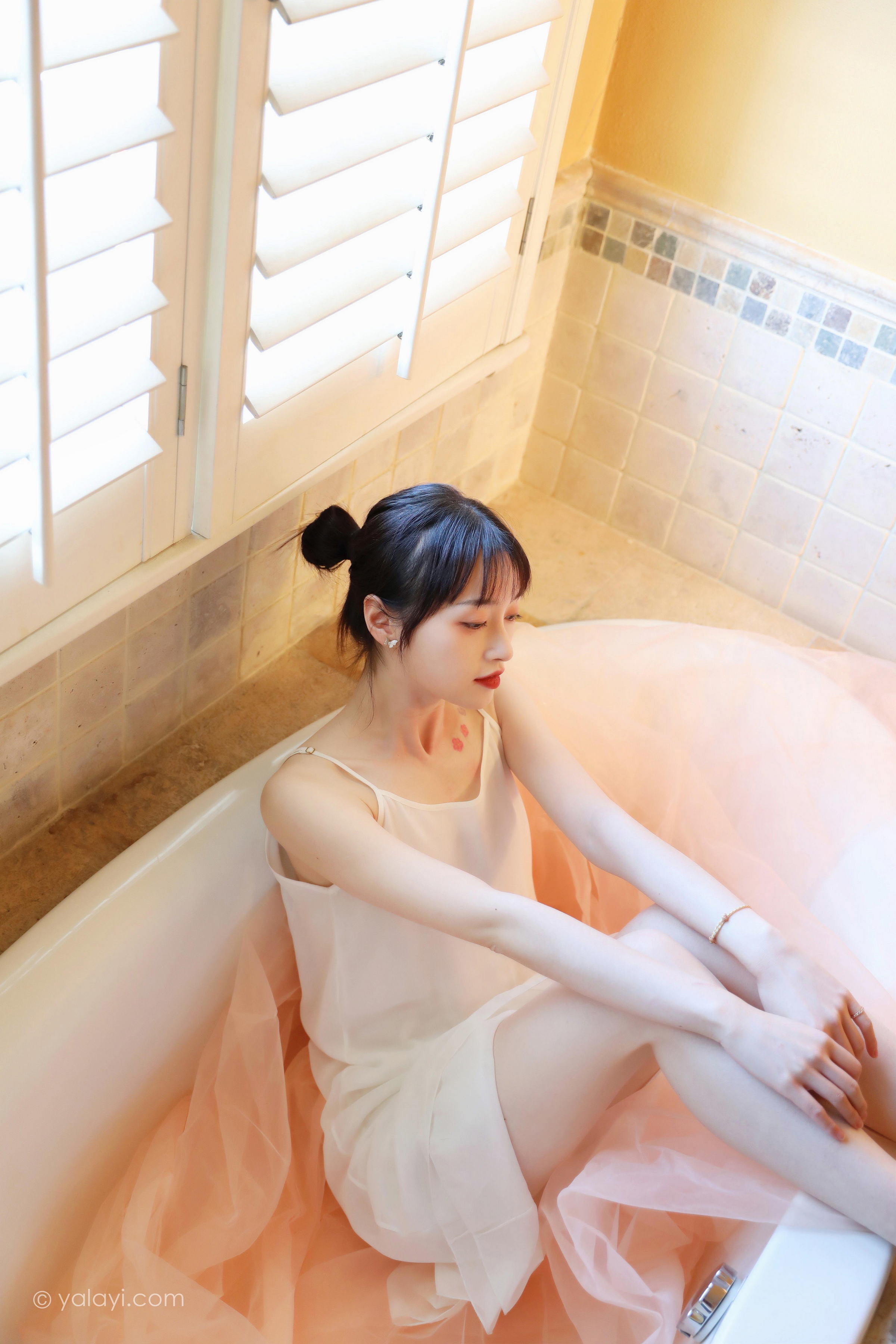 [YALAYI雅拉伊]2022.05.20 不是风景 京京 白色透视镂空披肩加橙色吊带睡衣裙性感写真集第3张