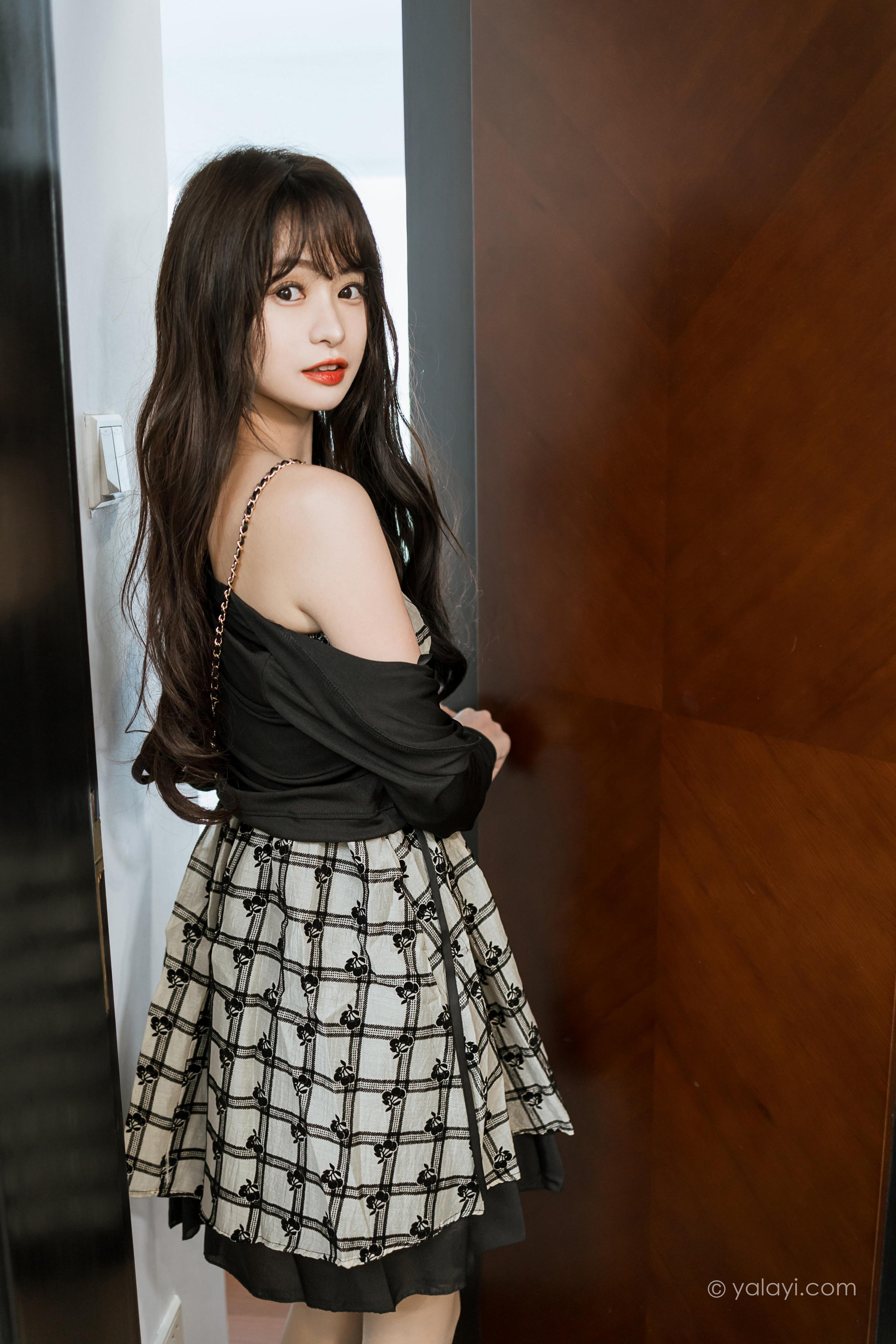 [YALAYI雅拉伊]2022.09.05 温柔的夜 小亭 黑色小外套加白色格子连衣裙居家清纯写真集第5张