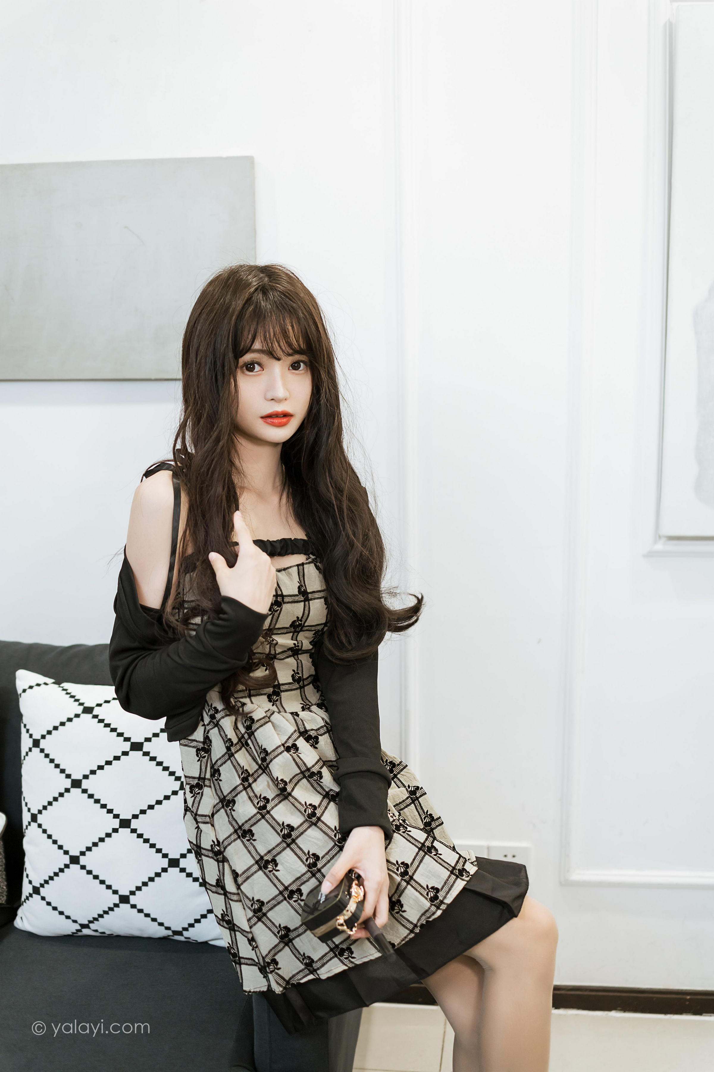 [YALAYI雅拉伊]2022.09.05 温柔的夜 小亭 黑色小外套加白色格子连衣裙居家清纯写真集第5张