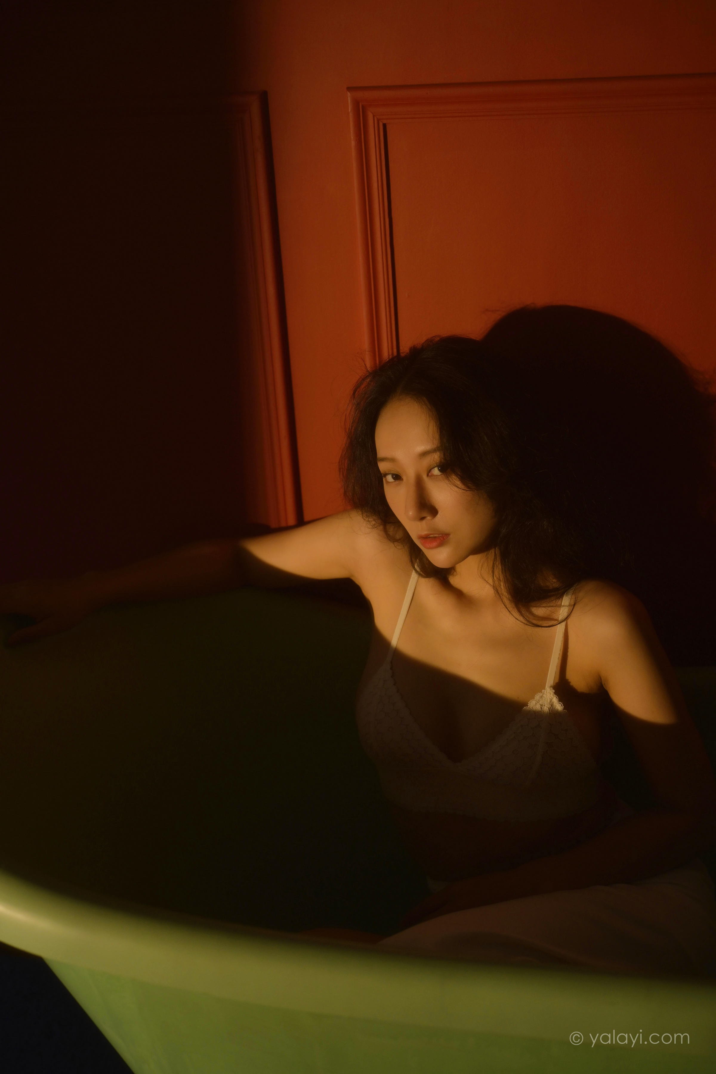 [YALAYI雅拉伊]2022.10.12 她是谁 何嘉颖 白色蕾丝内衣加开叉长裙居家性感私房写真集第17张