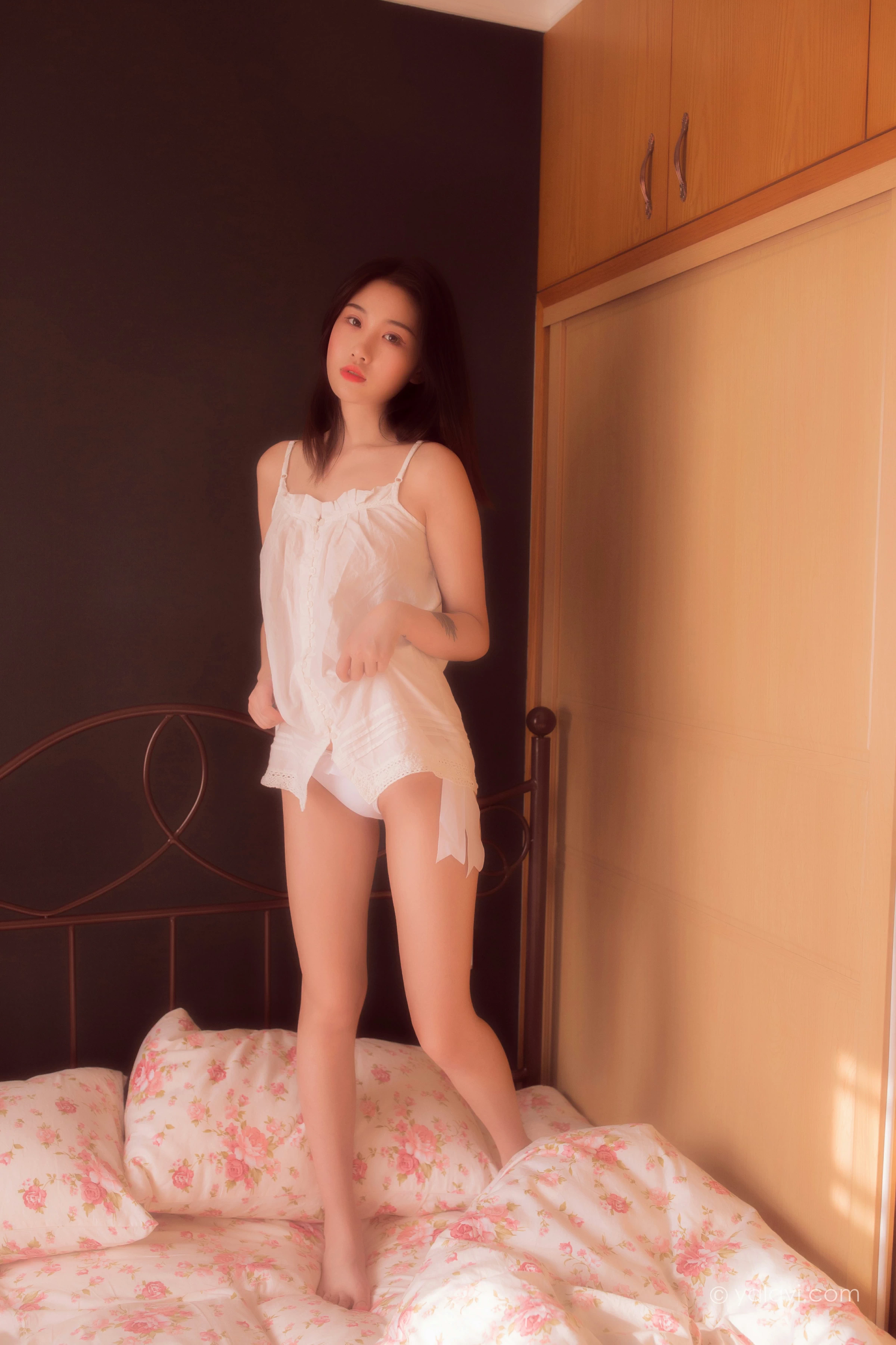 [YALAYI雅拉伊]NO.821 深情 籹籹仔 白色吊带睡衣居家性感私房写真集第4张