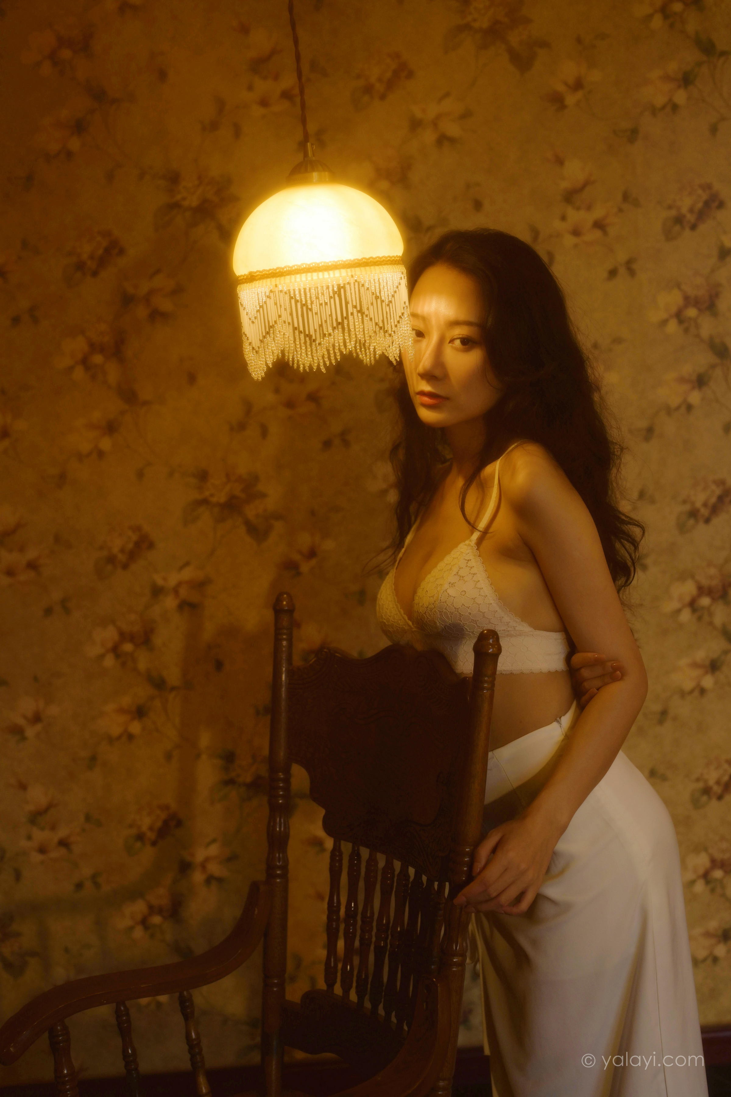 [YALAYI雅拉伊]2022.10.12 她是谁 何嘉颖 白色蕾丝内衣加开叉长裙居家性感私房写真集第11张