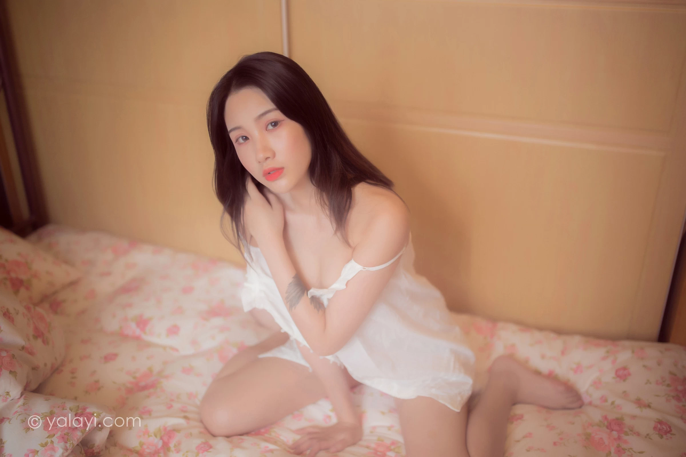 [YALAYI雅拉伊]NO.821 深情 籹籹仔 白色吊带睡衣居家性感私房写真集第11张