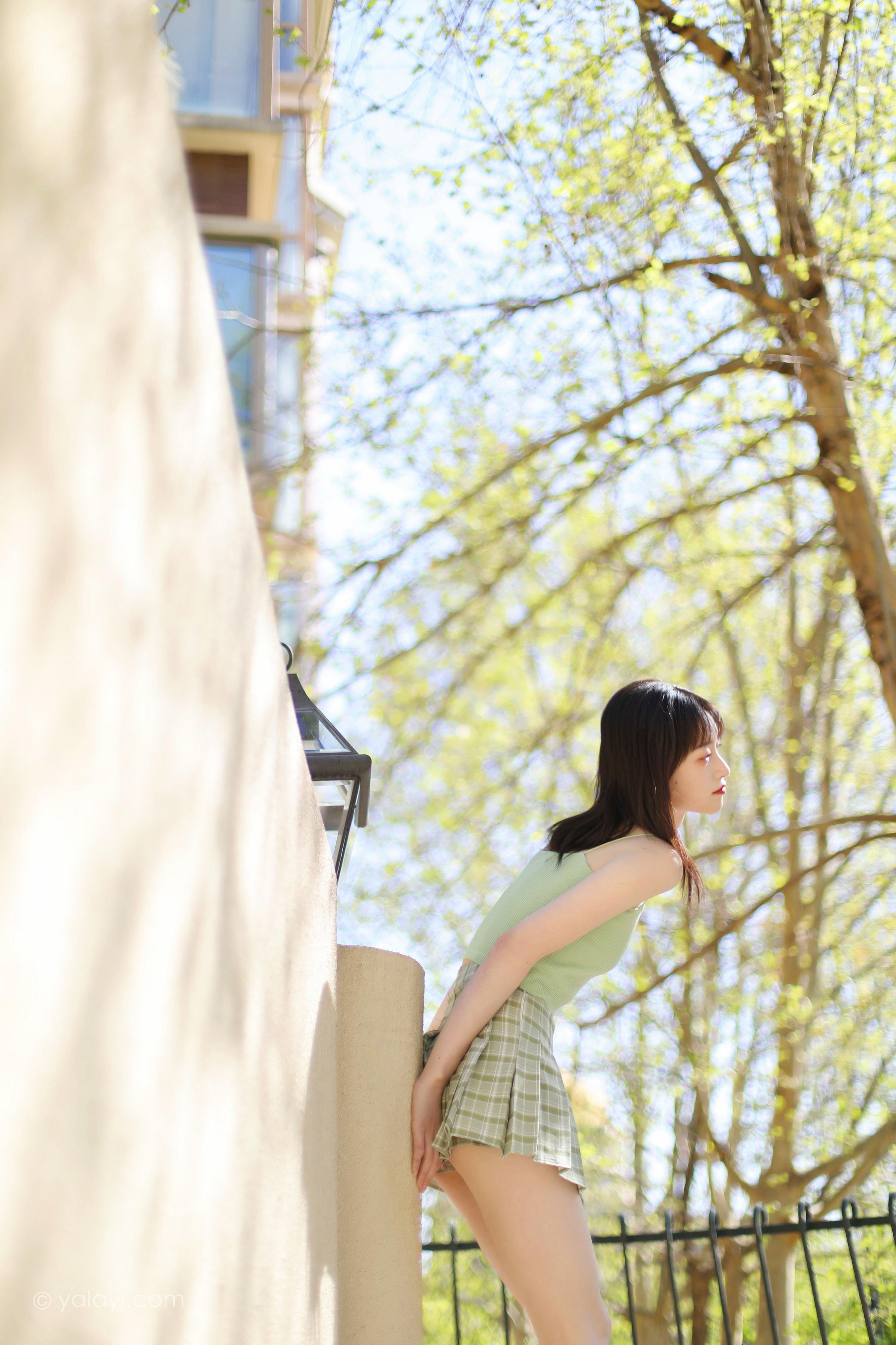 [YALAYI雅拉伊]2022.04.23 春柔 京京 性感小背心加格子短裙清纯写真集第2张