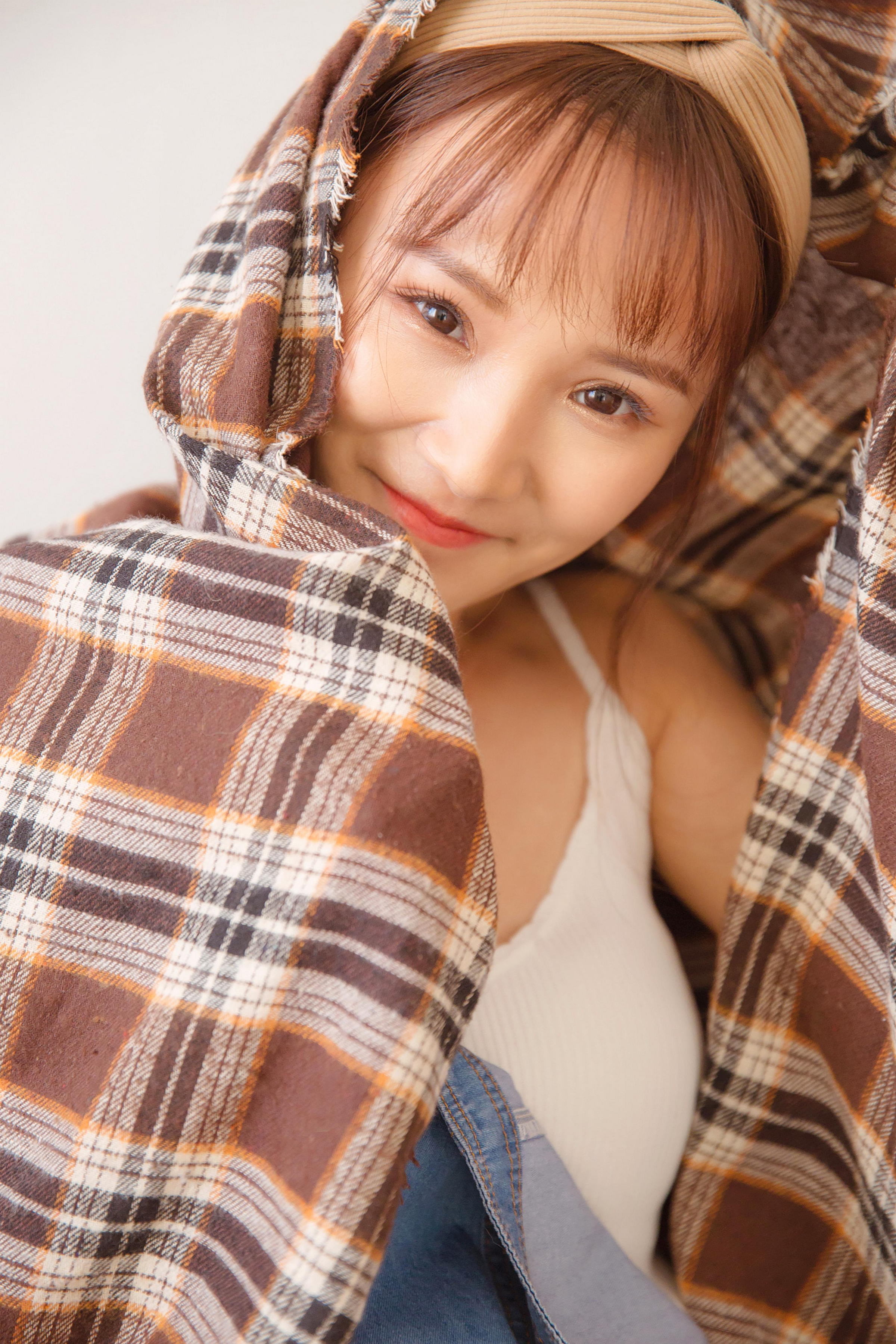 [YALAYI雅拉伊]2022.05.20 飒爽女生 灰色背带牛仔裤加白色性感小背心清纯写真集第9张