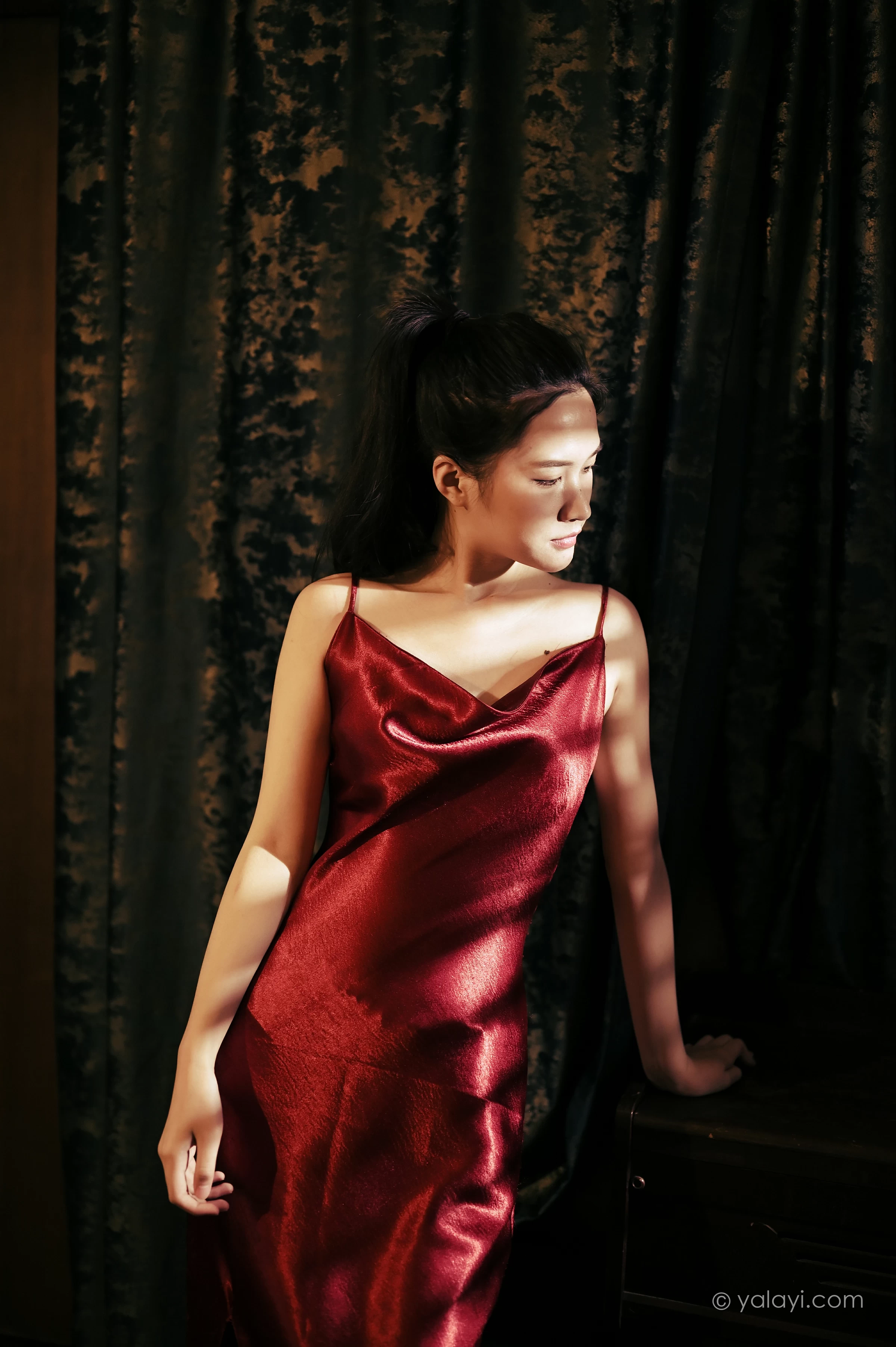 [YALAYI雅拉伊]NO.746 《岁月静好》 方岚 红色吊带裸背连衣裙性感写真集第3张