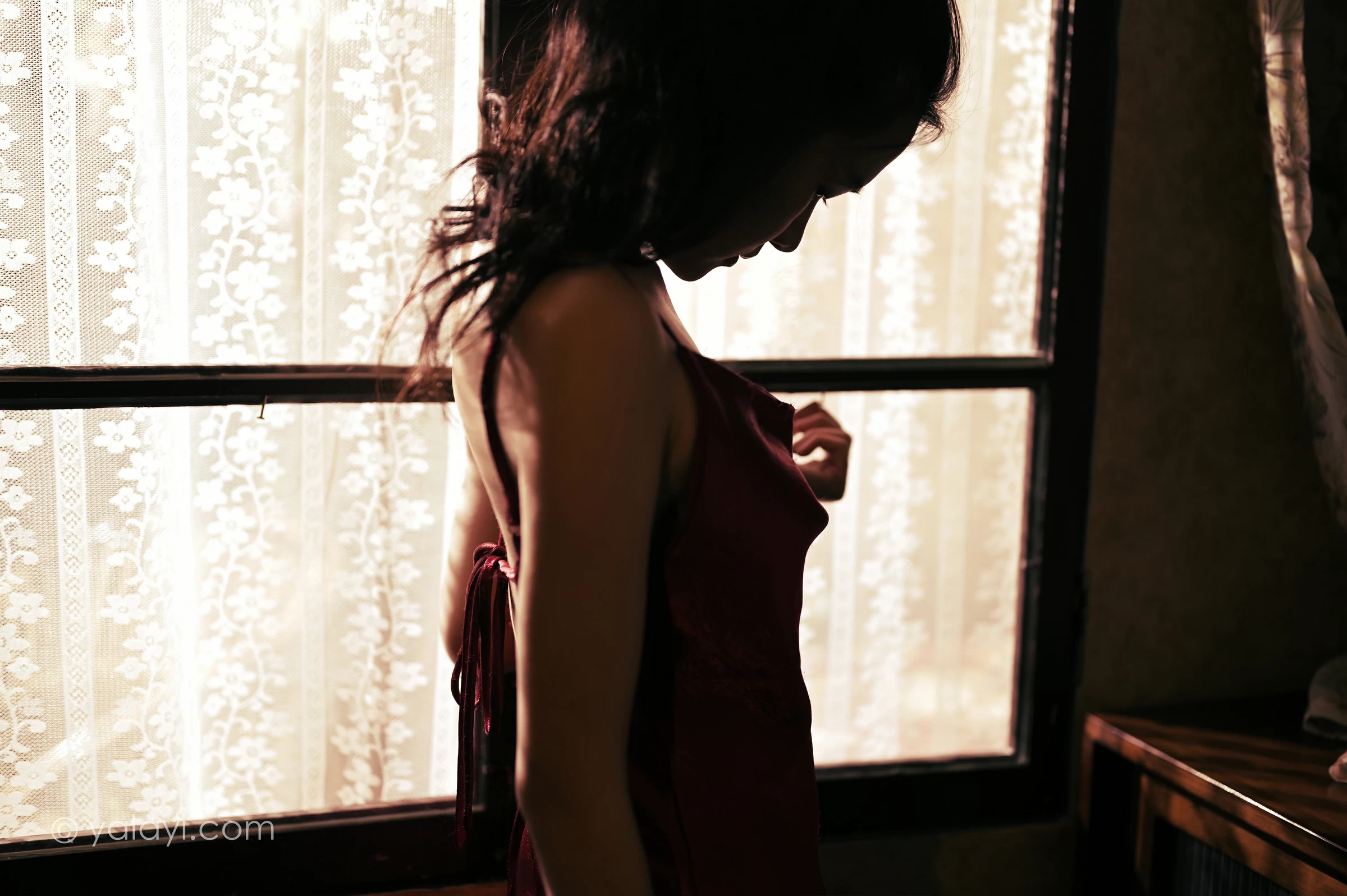 [YALAYI雅拉伊]NO.746 《岁月静好》 方岚 红色吊带裸背连衣裙性感写真集第11张