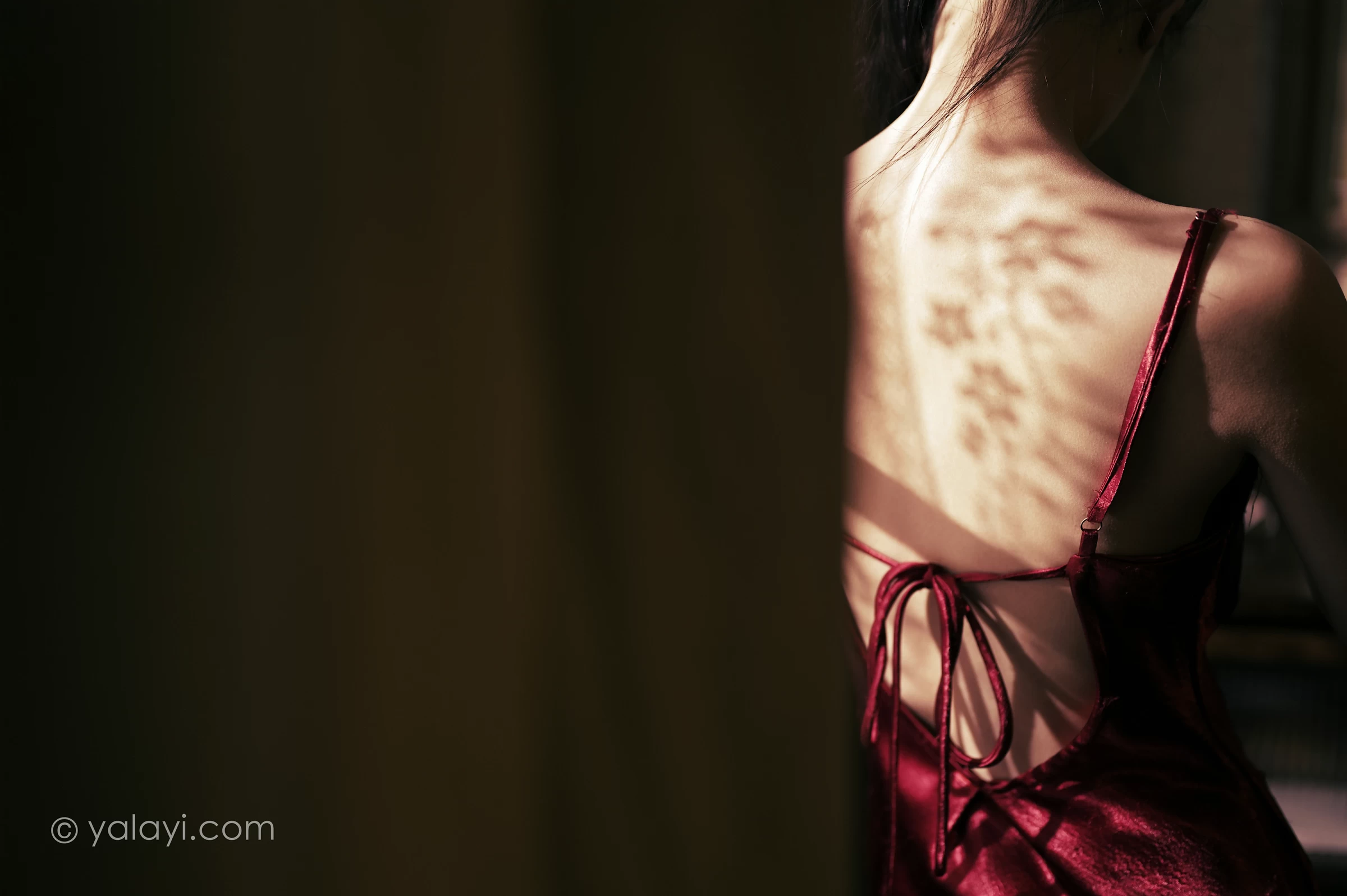 [YALAYI雅拉伊]NO.746 《岁月静好》 方岚 红色吊带裸背连衣裙性感写真集第17张