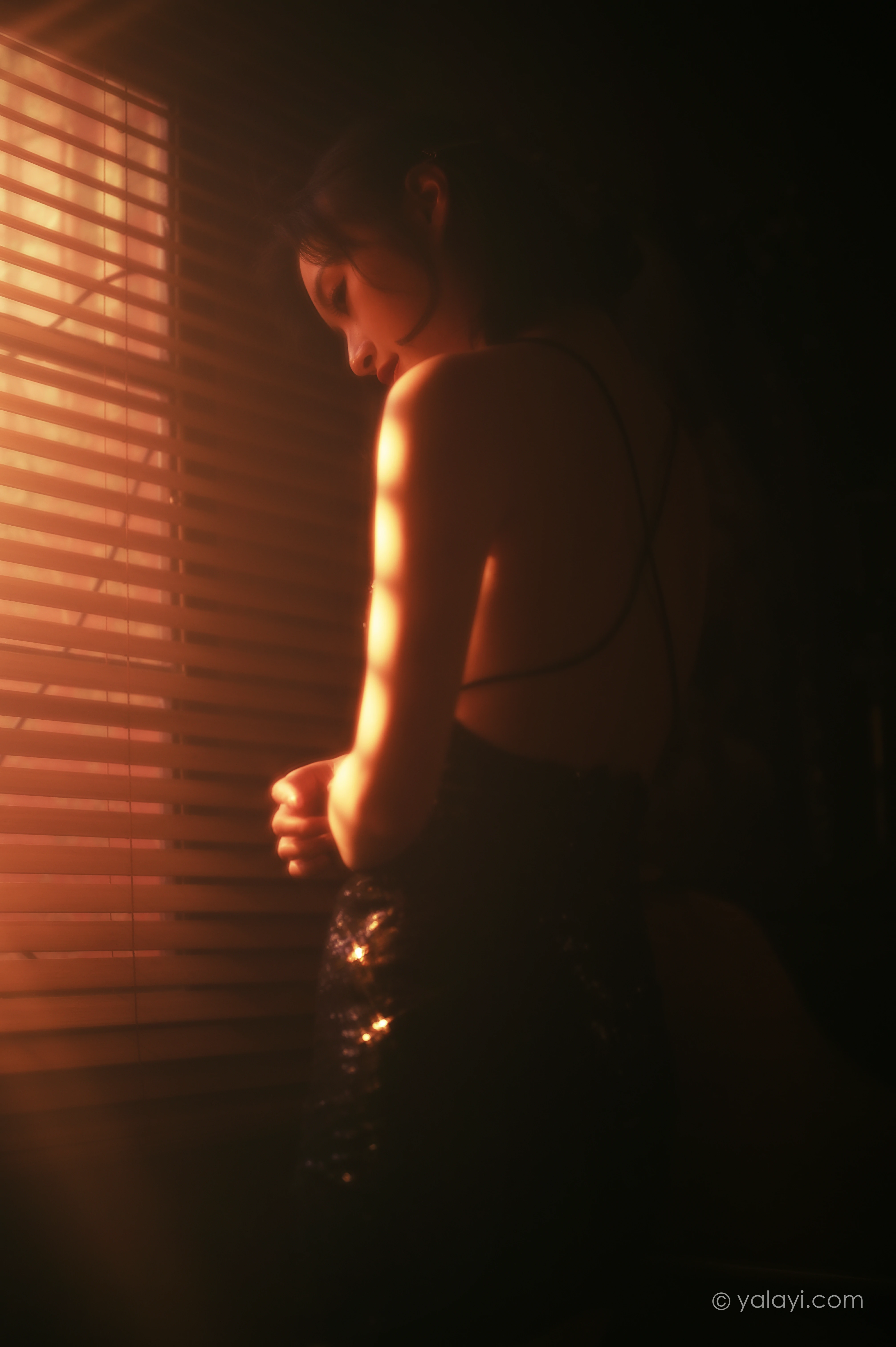 [YALAYI雅拉伊]NO.756 流金岁月 京京 黑色紧身吊带裸背连衣裙性感写真集第8张