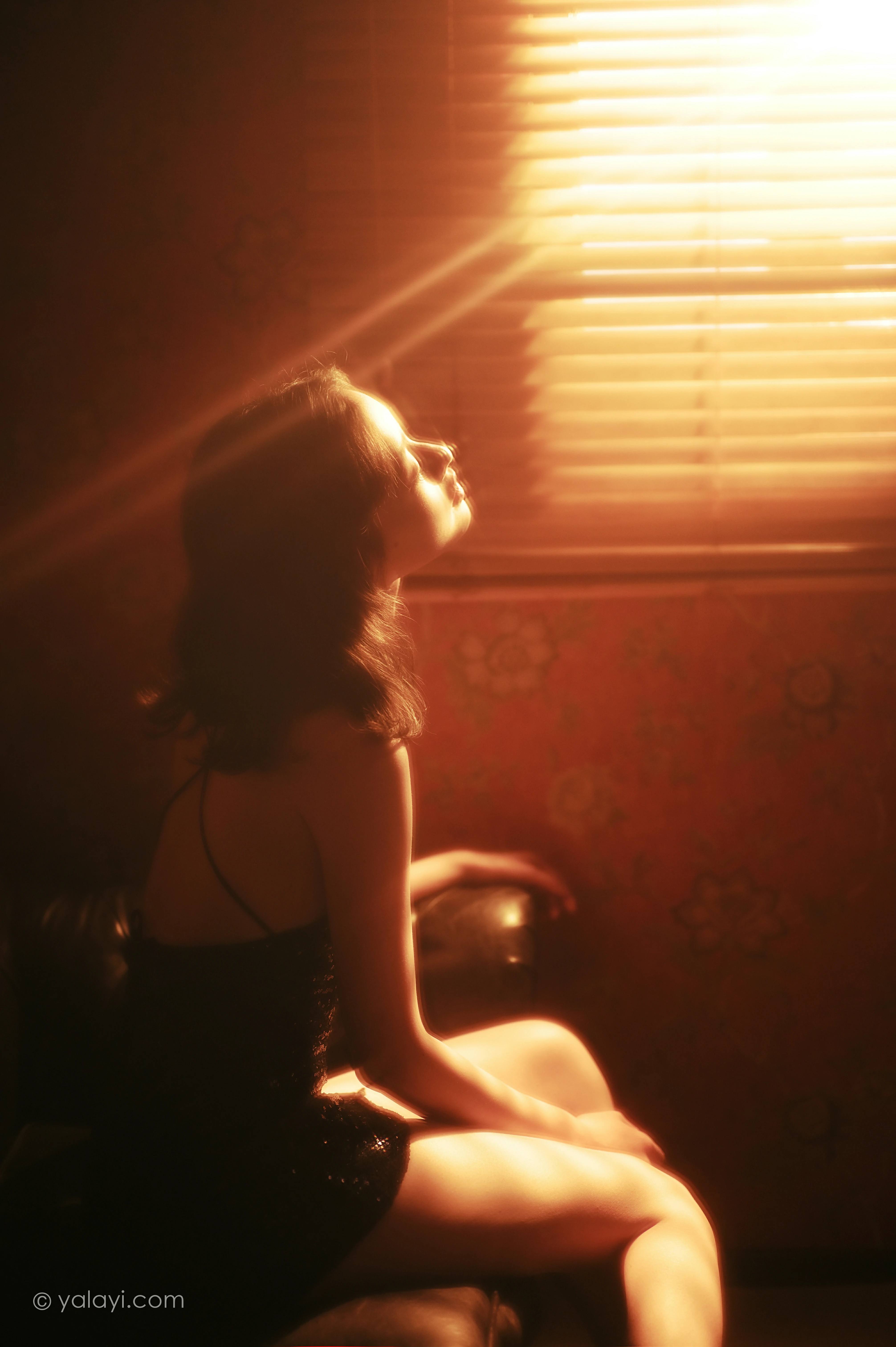 [YALAYI雅拉伊]NO.756 流金岁月 京京 黑色紧身吊带裸背连衣裙性感写真集第12张