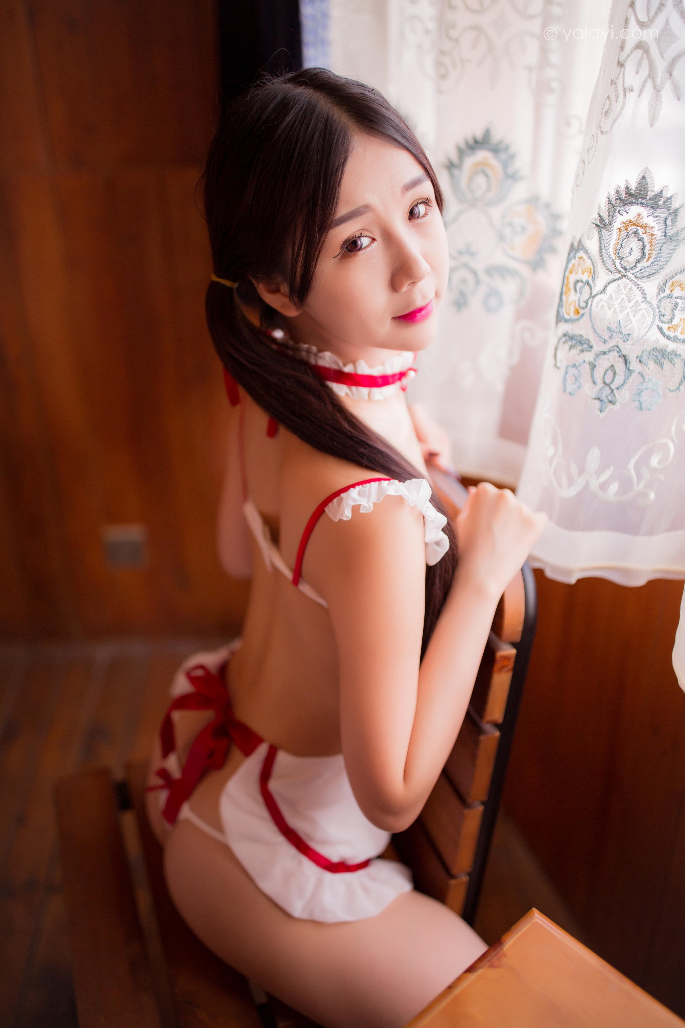 [YALAYI雅拉伊]2022.02.17 香甜可口 蛋蛋 白色小背心与性感情趣女护士制服私房写真集第2张