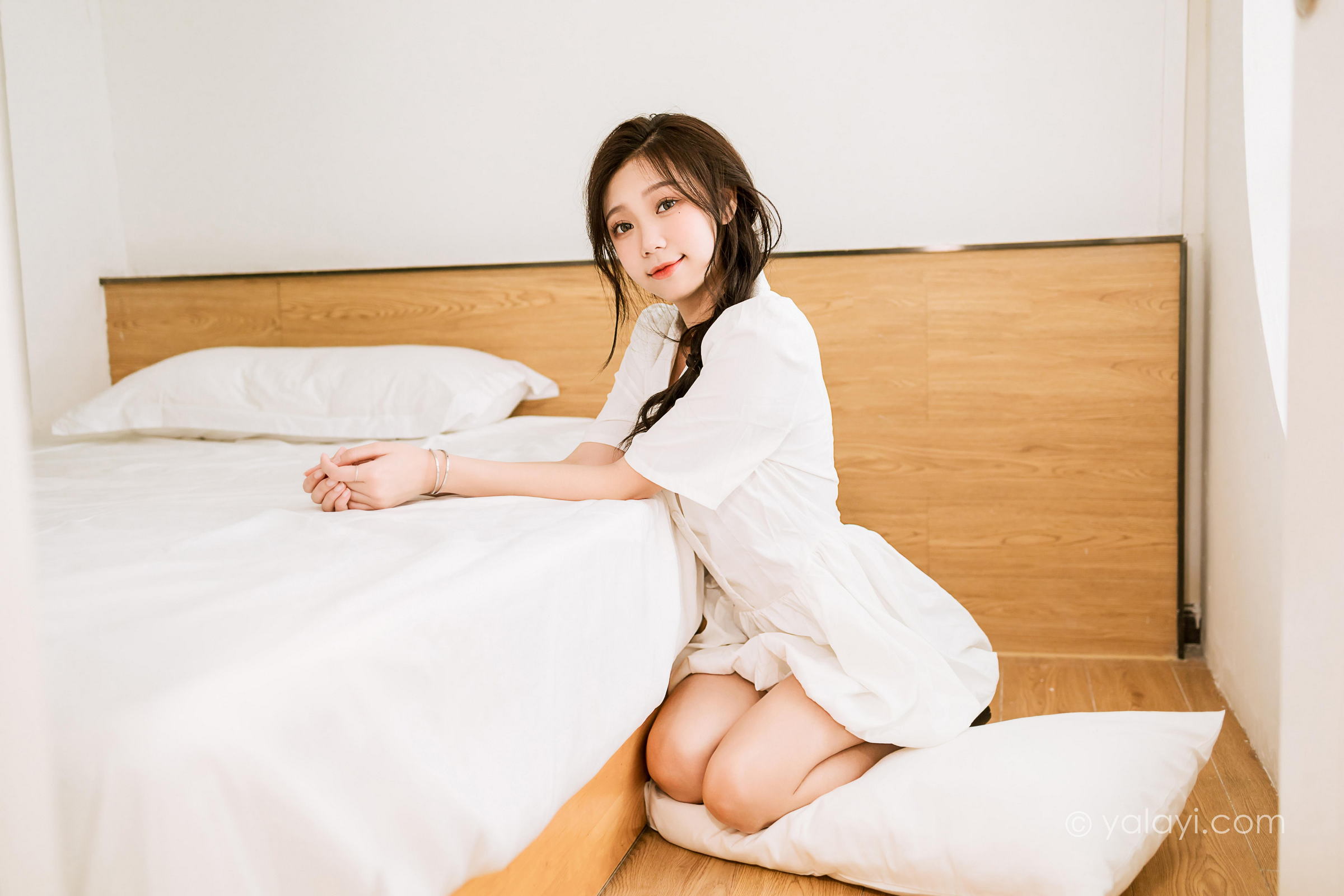 [YALAYI雅拉伊]2022.07.01 好美丽 梓瑶 白色连衣裙居家清纯写真集第5张