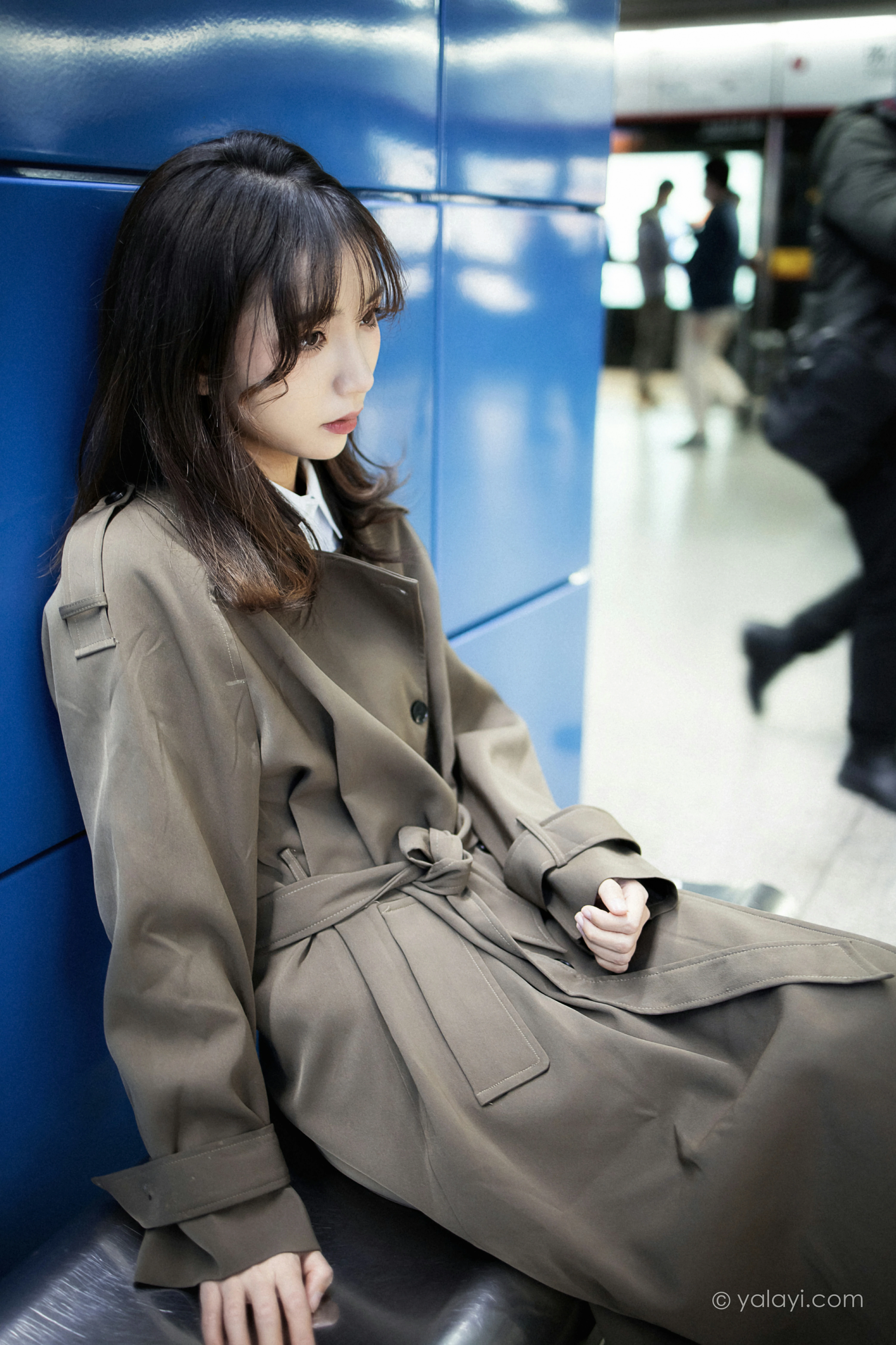 [YALAYI雅拉伊]NO.760 迷失在都市 果果 黑色连身风衣街拍写真集第11张