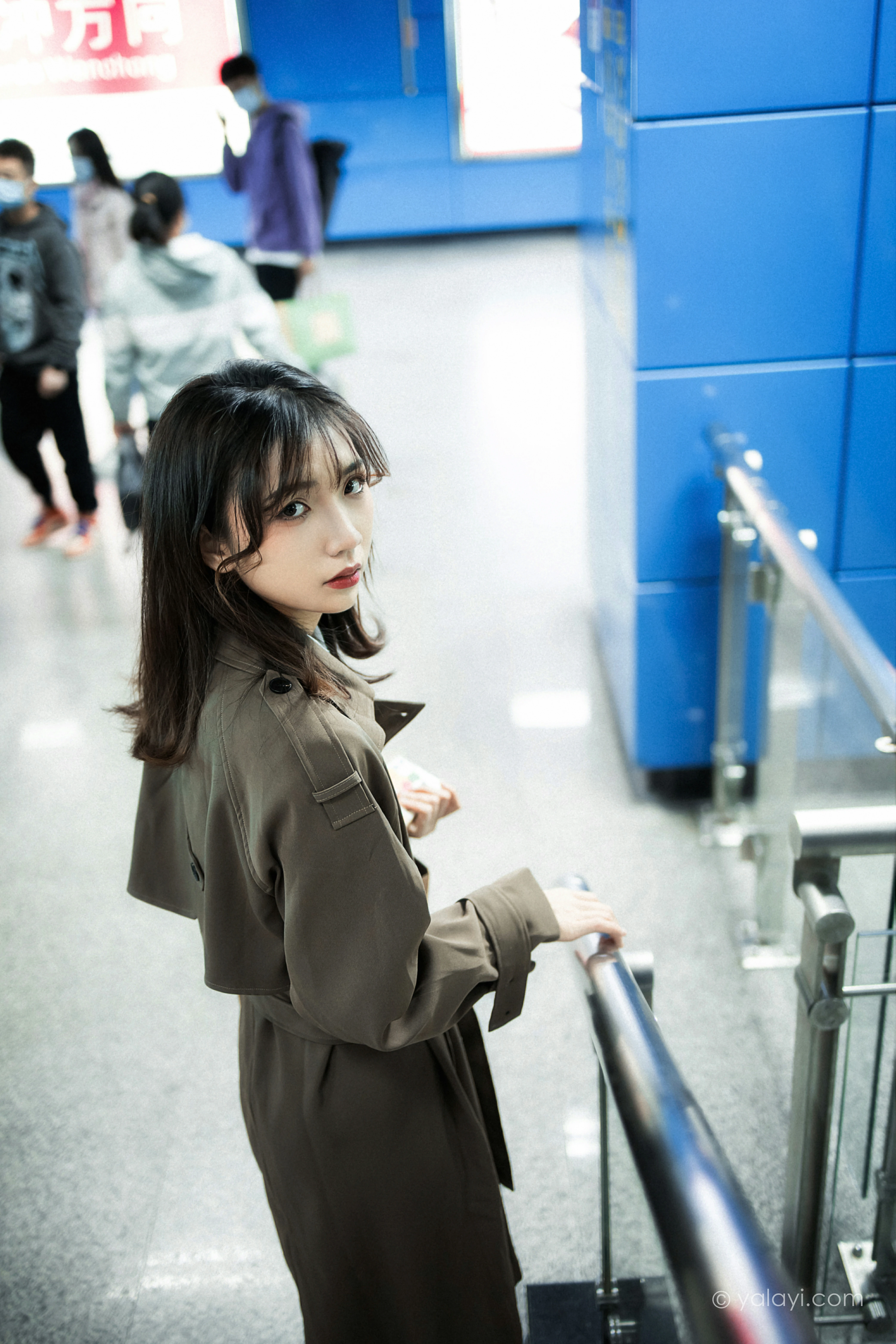 [YALAYI雅拉伊]NO.760 迷失在都市 果果 黑色连身风衣街拍写真集第13张