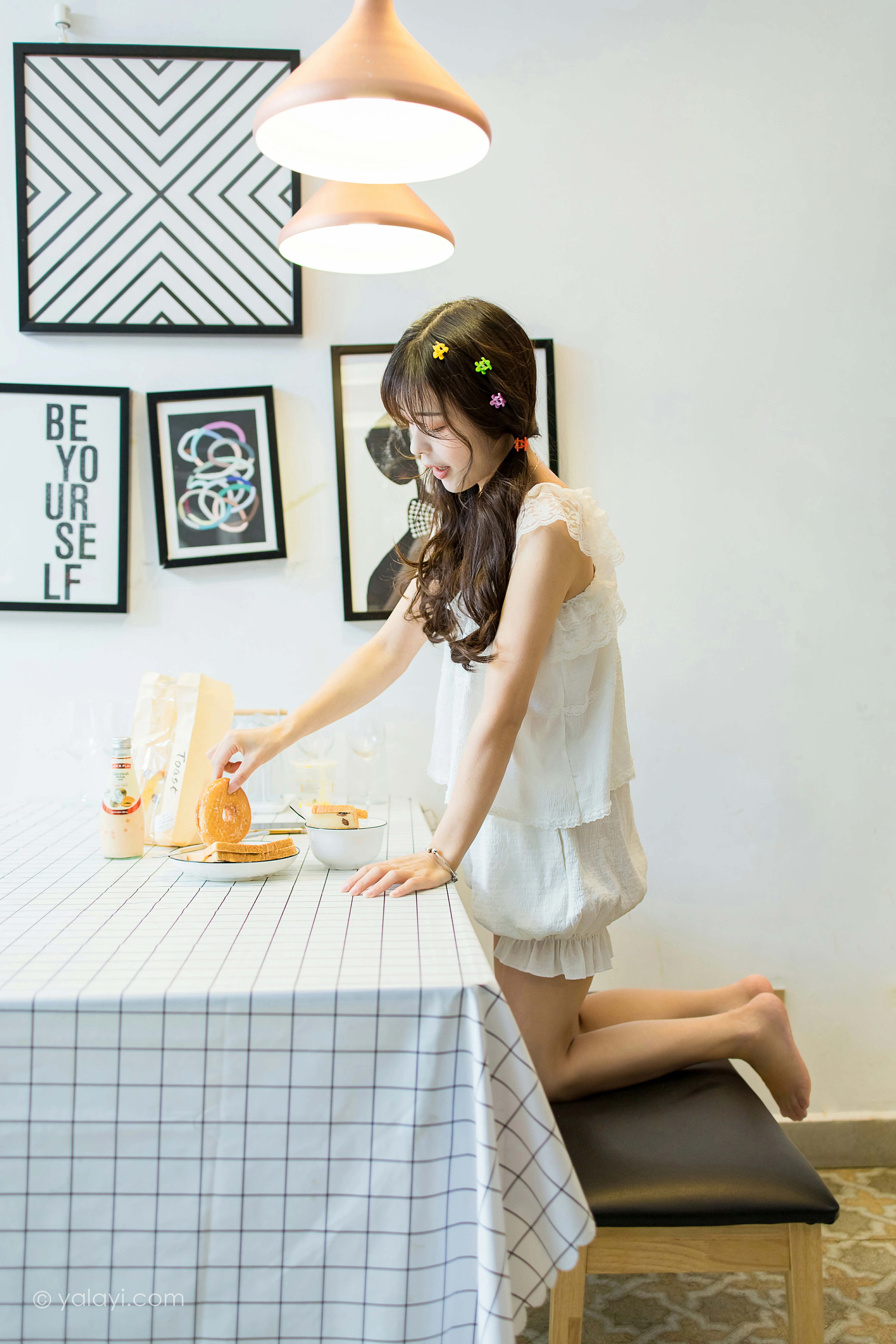 [YALAYI雅拉伊]NO.786 美好时光 程小蝶 白色蕾丝睡衣加短裤性感私房写真集第2张