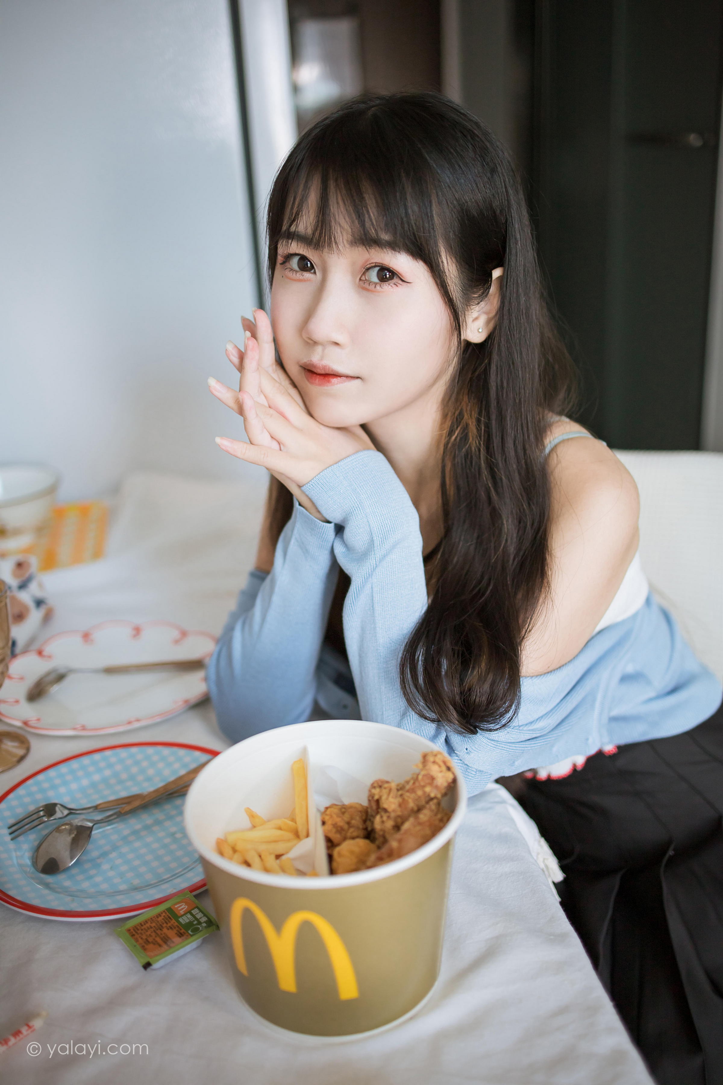 [YALAYI雅拉伊]2022.02.18 回我们家 弈思 白色小背心加黑色短裙性感私房写真集第12张