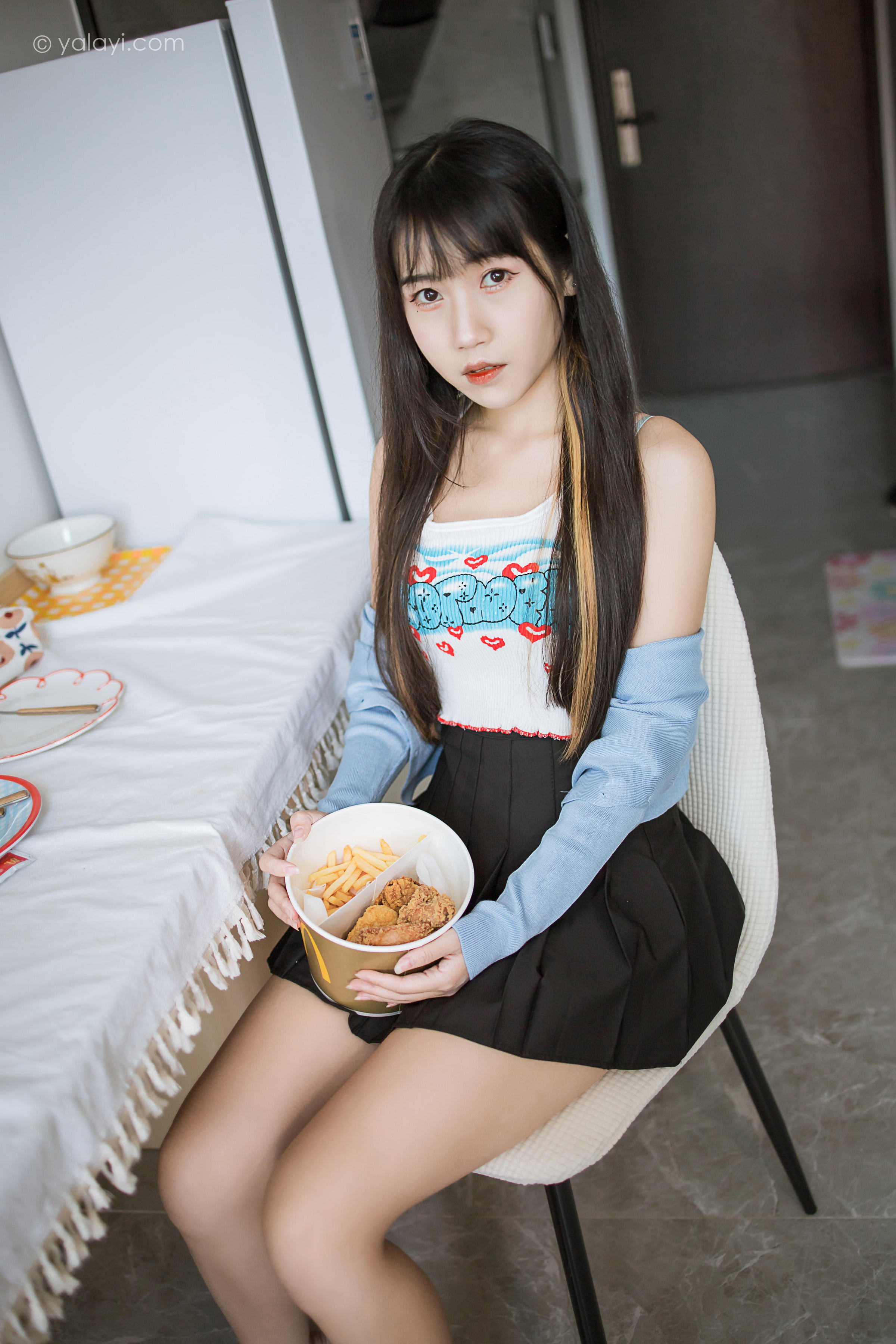 [YALAYI雅拉伊]2022.02.18 回我们家 弈思 白色小背心加黑色短裙性感私房写真集第13张