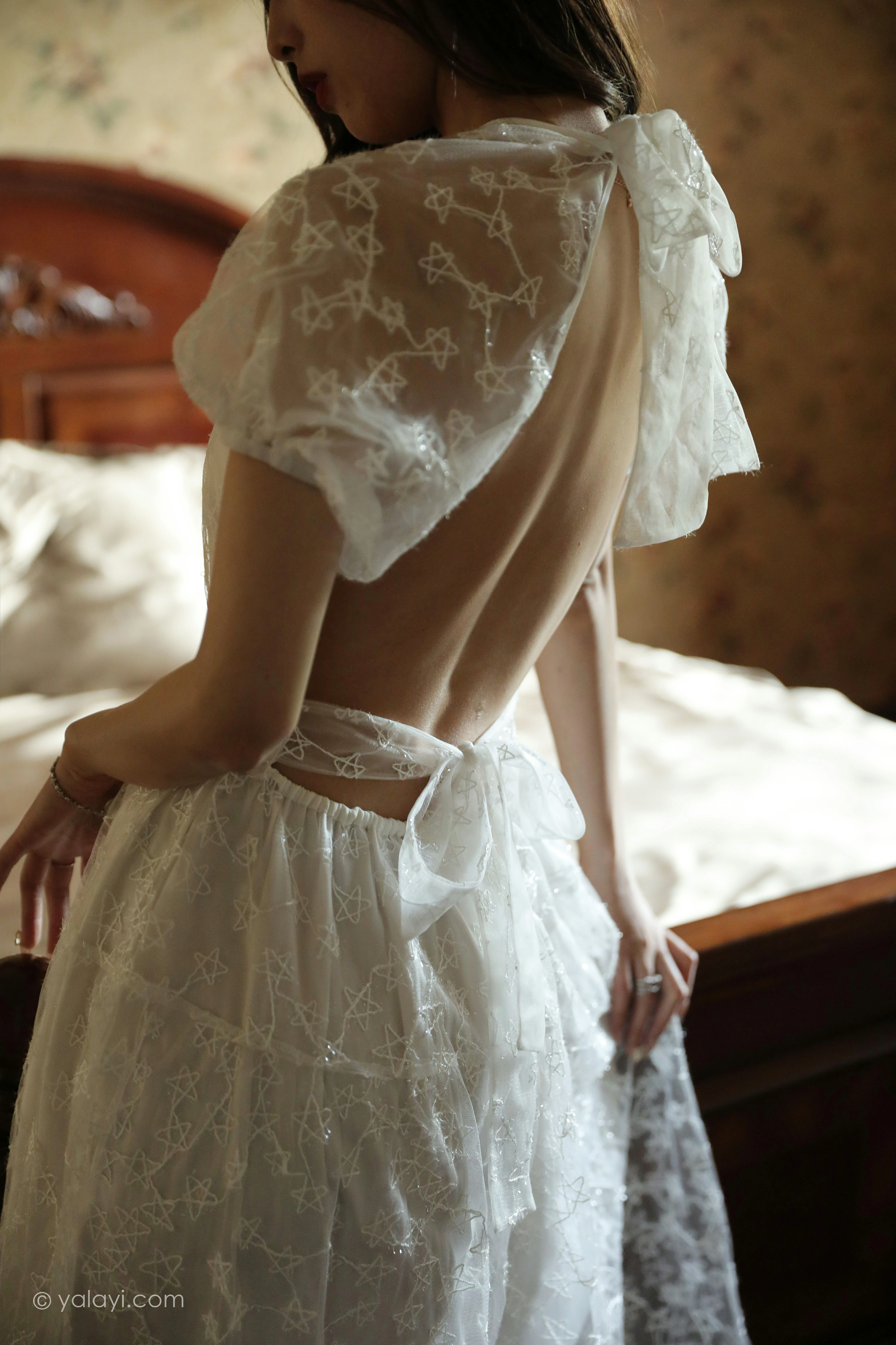 [YALAYI雅拉伊]NO.797 看着你离开 佳佳 白色透视蕾丝连衣裙居家私房写真集第13张