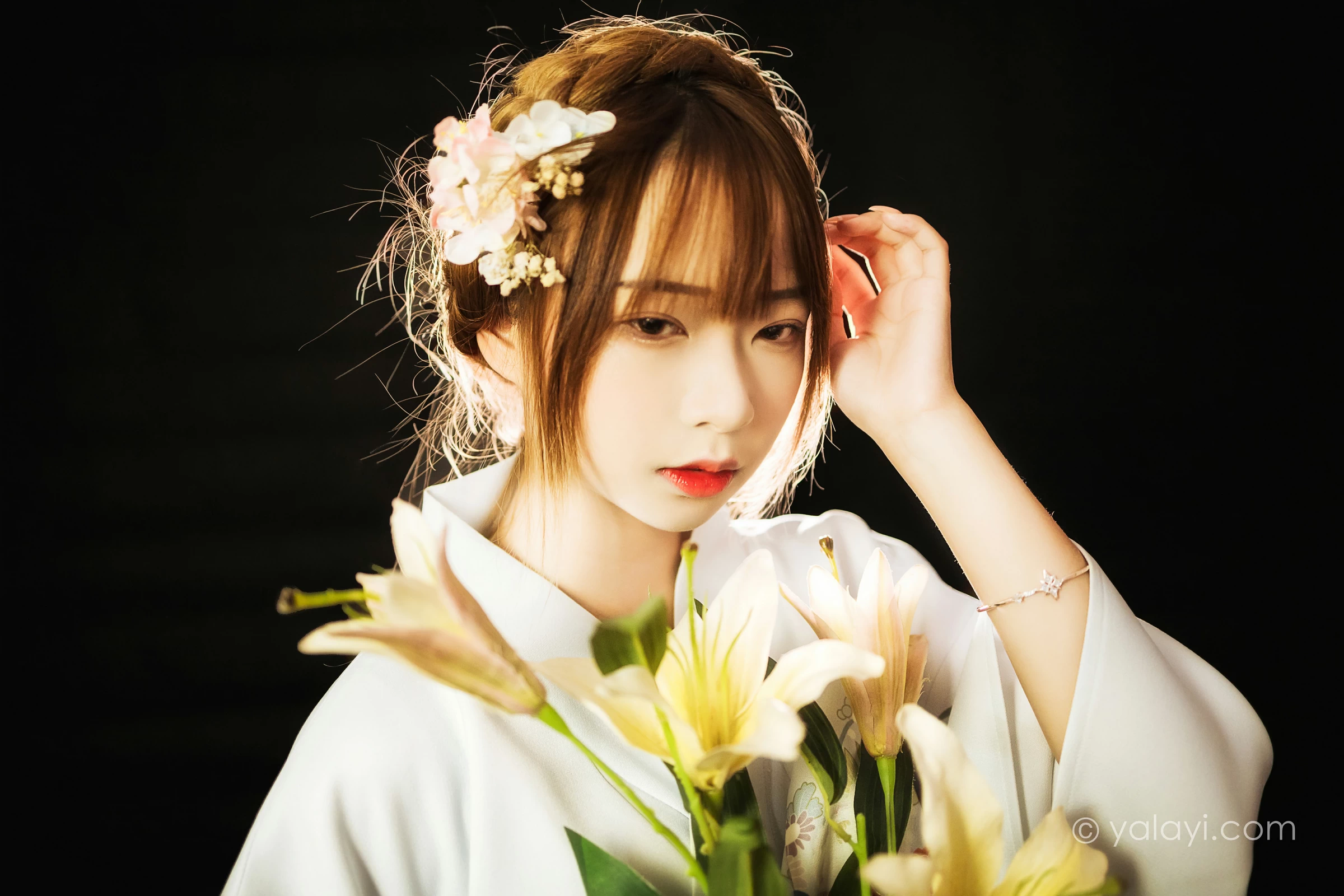 [YALAYI雅拉伊]NO.747 《神明少女》 阿禾 白色和服与蕾丝婚纱性感私房写真集第2张