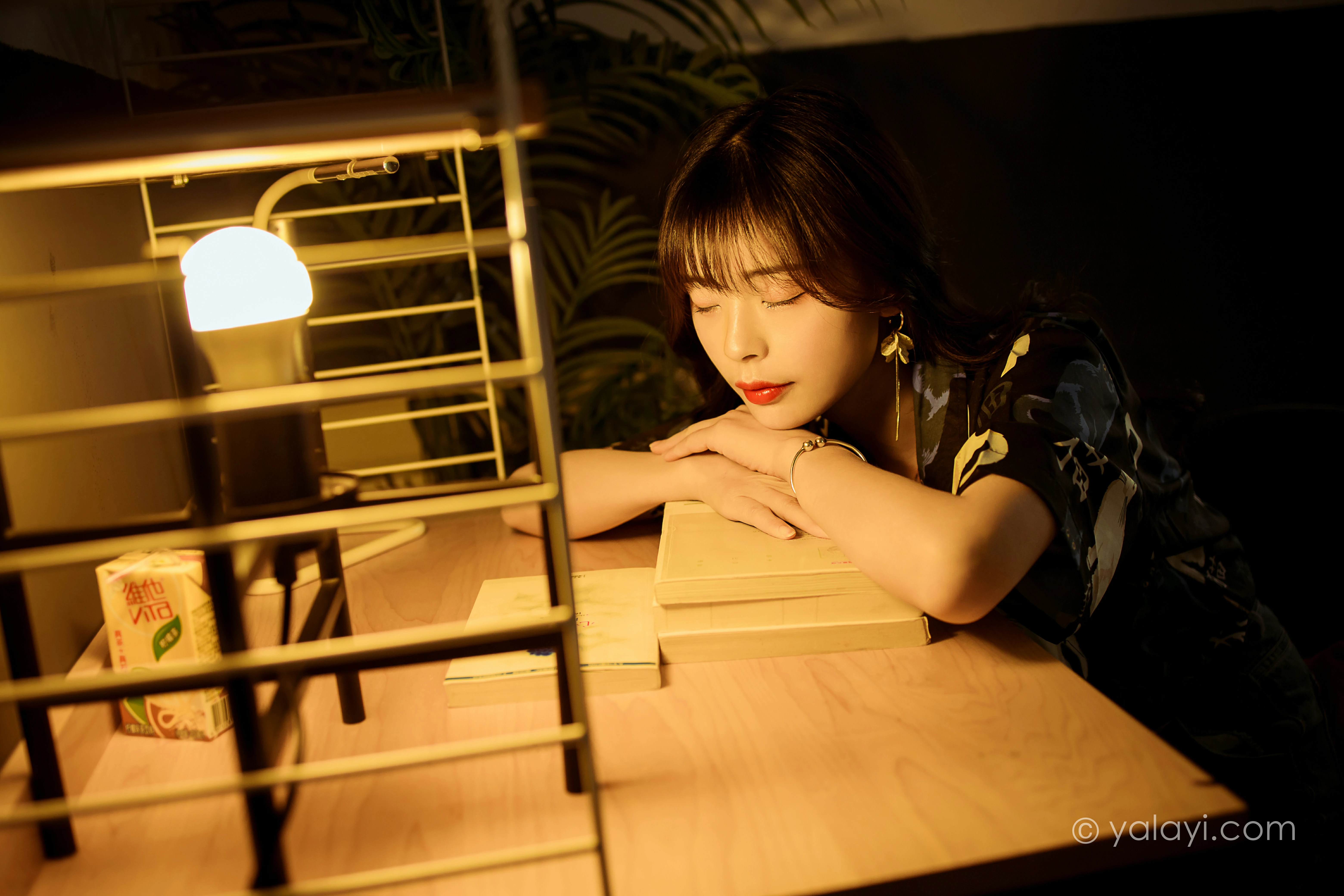 [YALAYI雅拉伊]NO.789 当年情 程小蝶 黑色衬衫加牛仔长裤性感写真集第11张