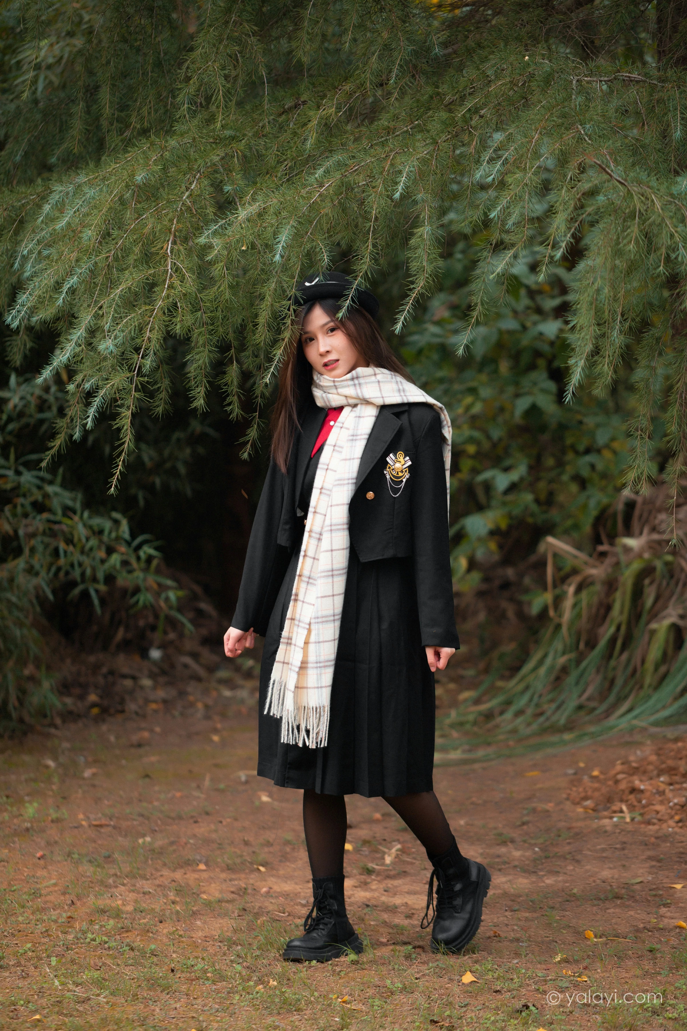 [YALAYI雅拉伊]NO.748 《冬恋》 梦涵 黑色JK制服与短裙加黑丝美腿清纯写真集第3张
