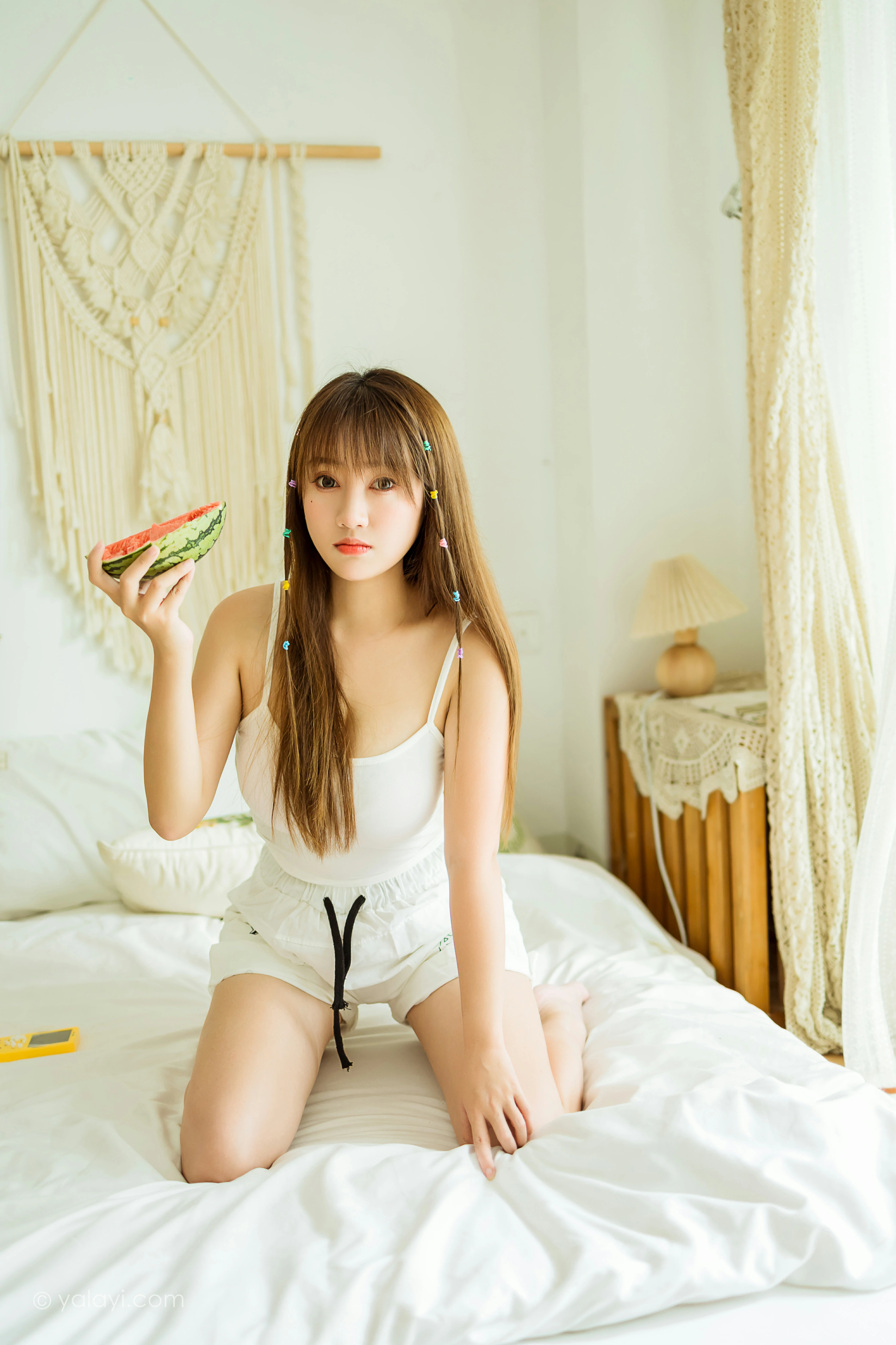 [YALAYI雅拉伊]NO.798 夏日甜心 虞艺 白色性感小背心加白色短裤私房写真集第2张