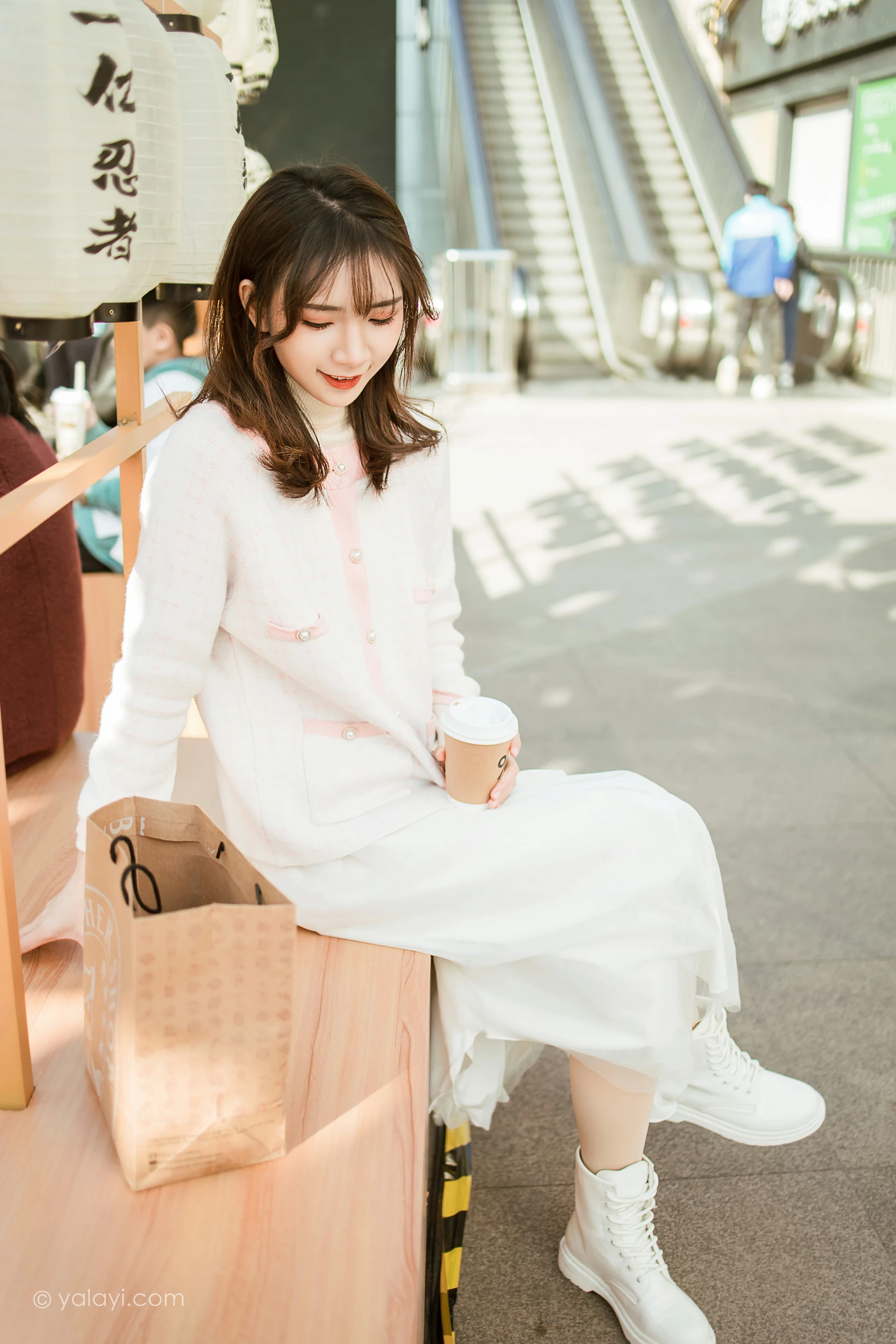 [YALAYI雅拉伊]NO.750 《甜蜜约会》 果果 粉色外套加白色长裙街拍写真第5张