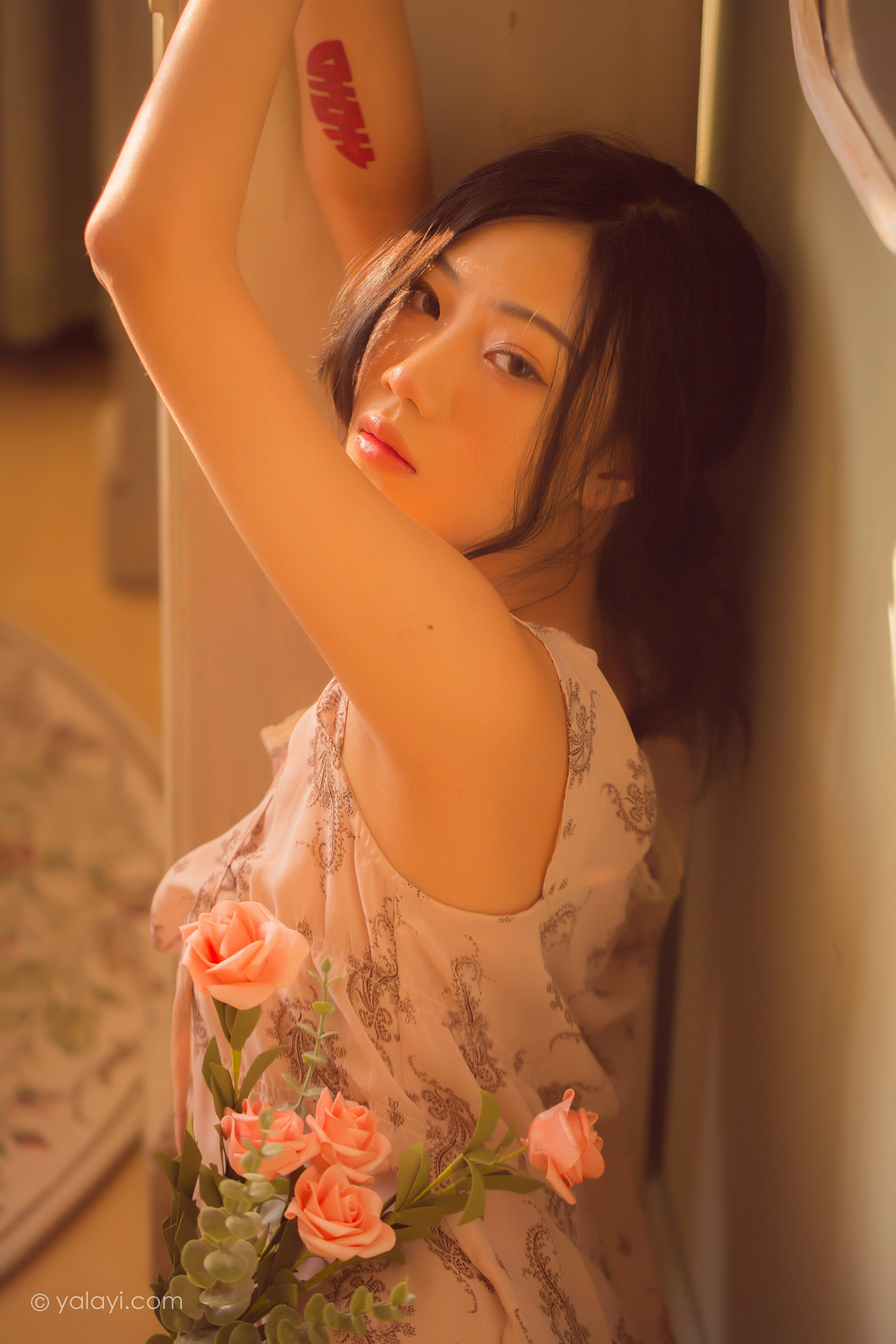 [YALAYI雅拉伊]NO.761 暂时的花儿 橘子 白色抹胸睡衣性感私房写真集第15张