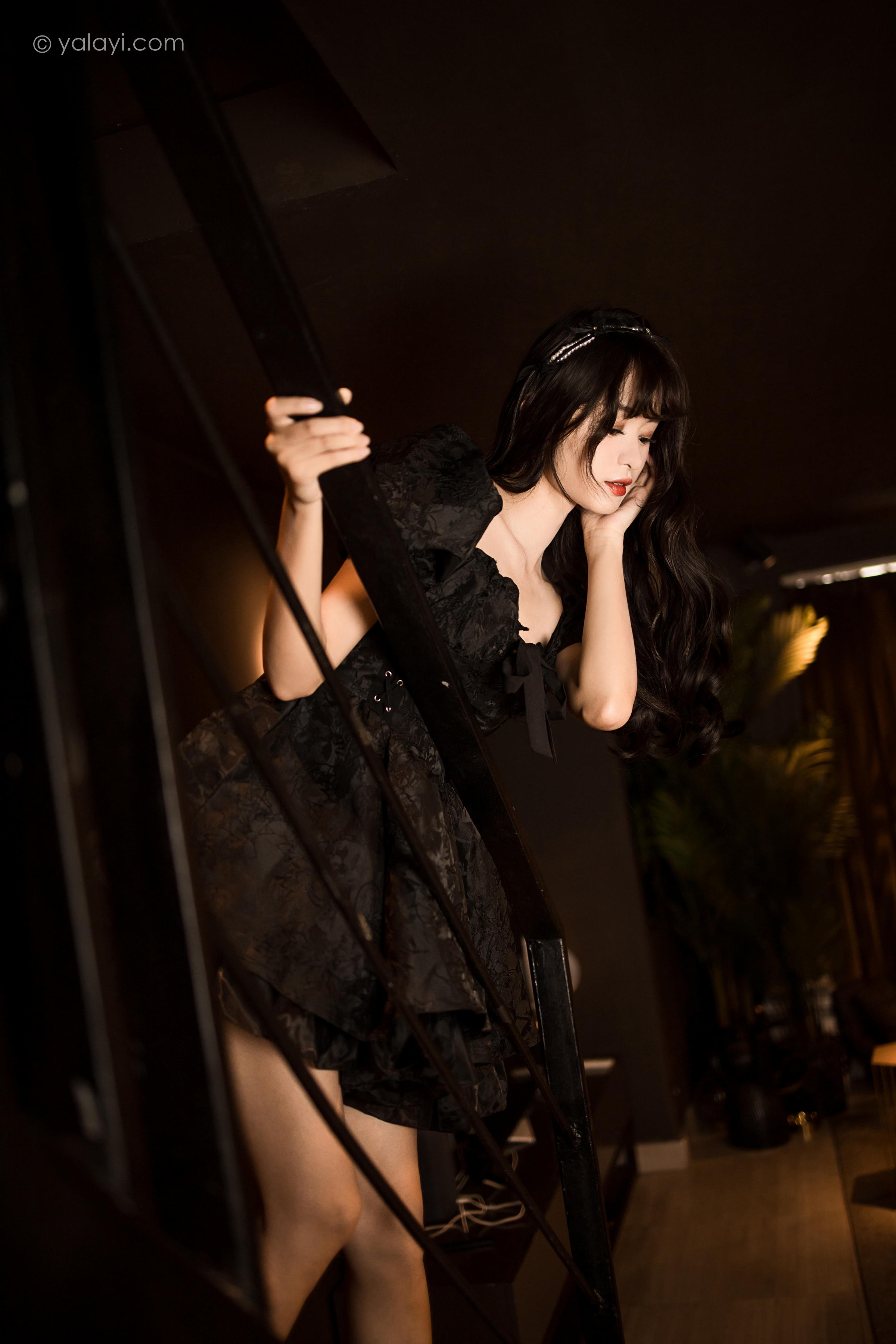 [YALAYI雅拉伊]2022.10.17 手办女友 小亭 黑色蕾丝连衣裙加黑色丝袜美腿清纯写真集第6张